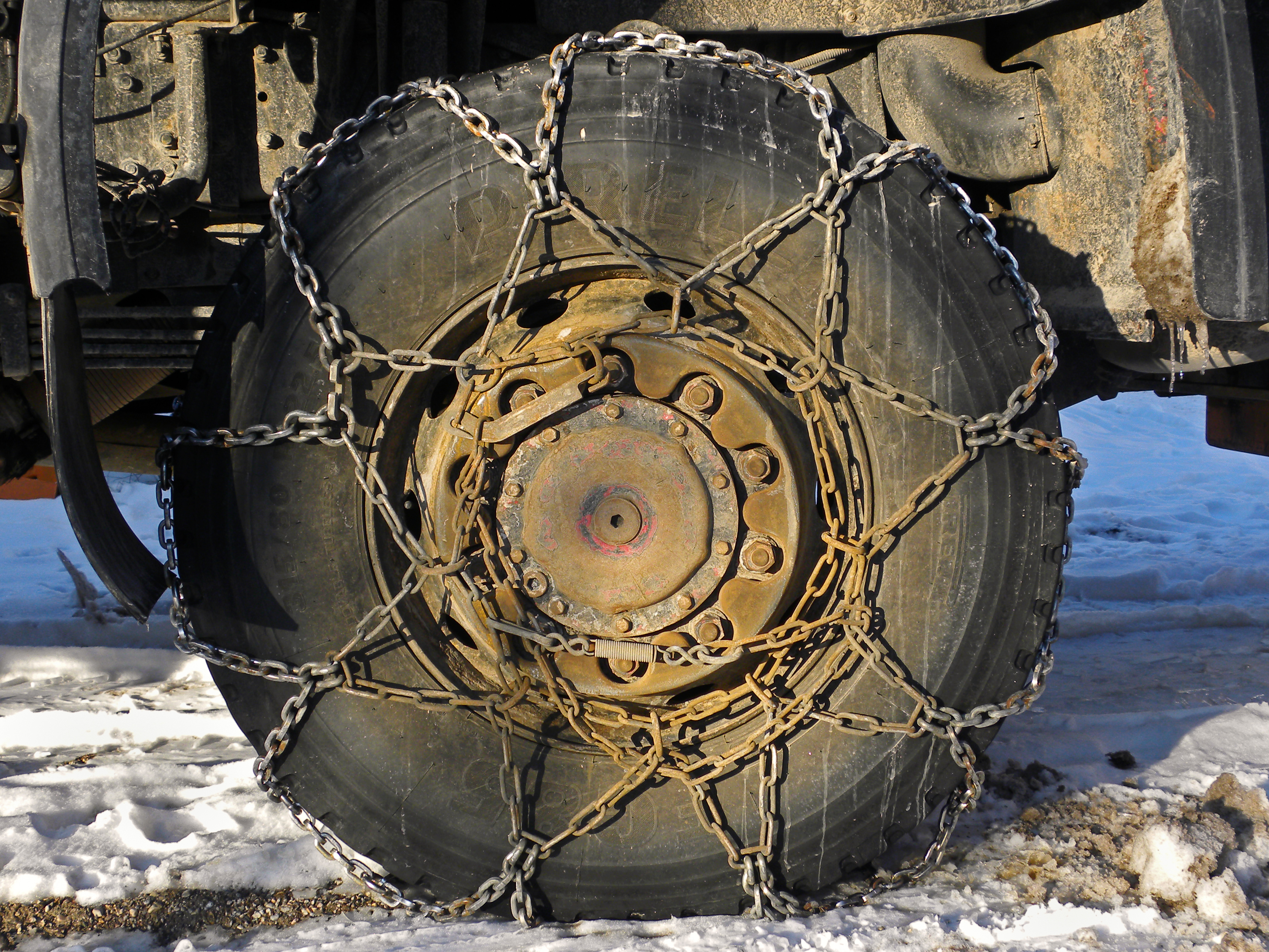 Schneekette auf einem Pirelli-LKW-Rad - 20110129