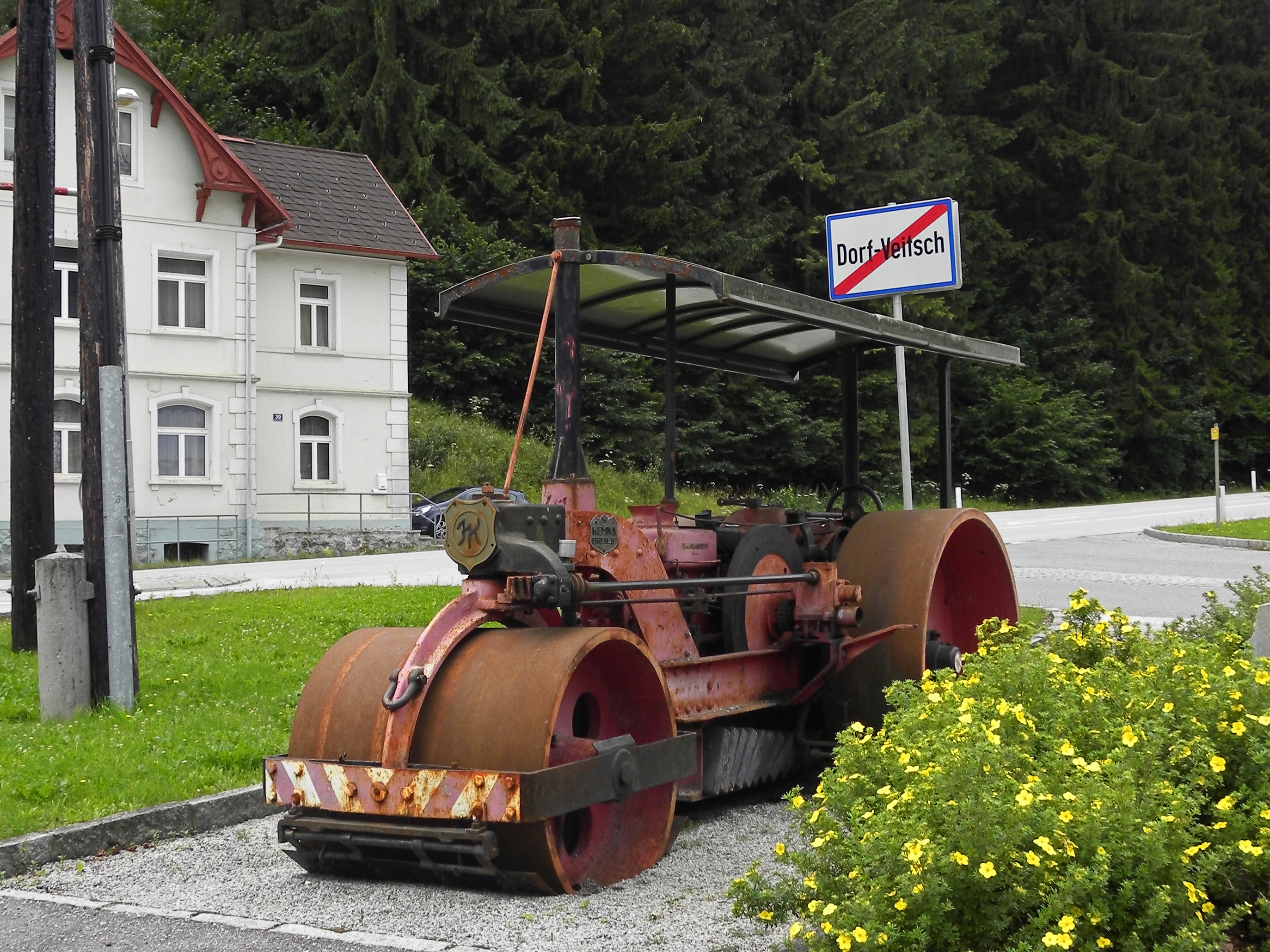 Straßenwalze Kemna Breslau im Dorf Veitsch