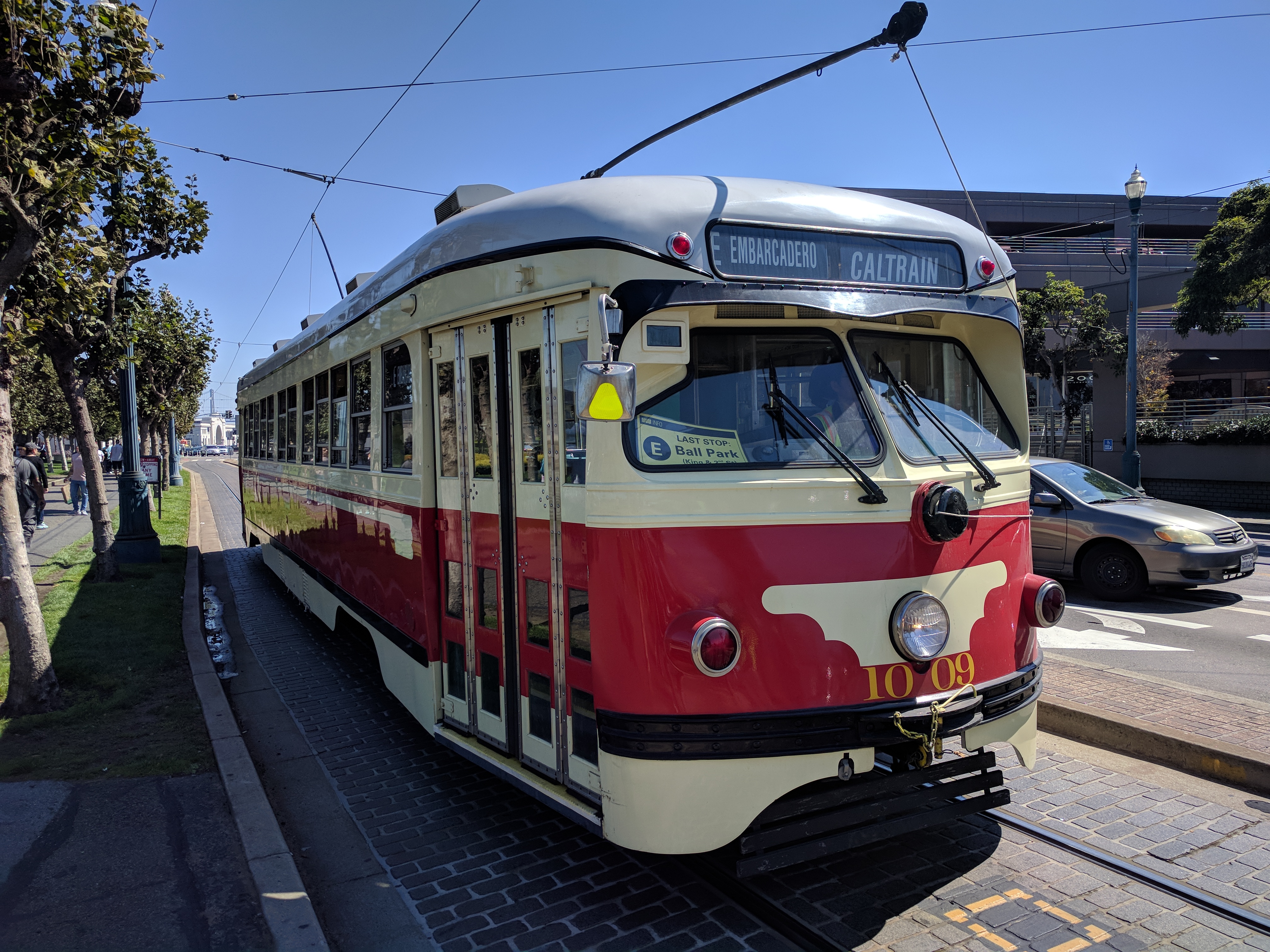 Streetcar 1009 near Pier 39