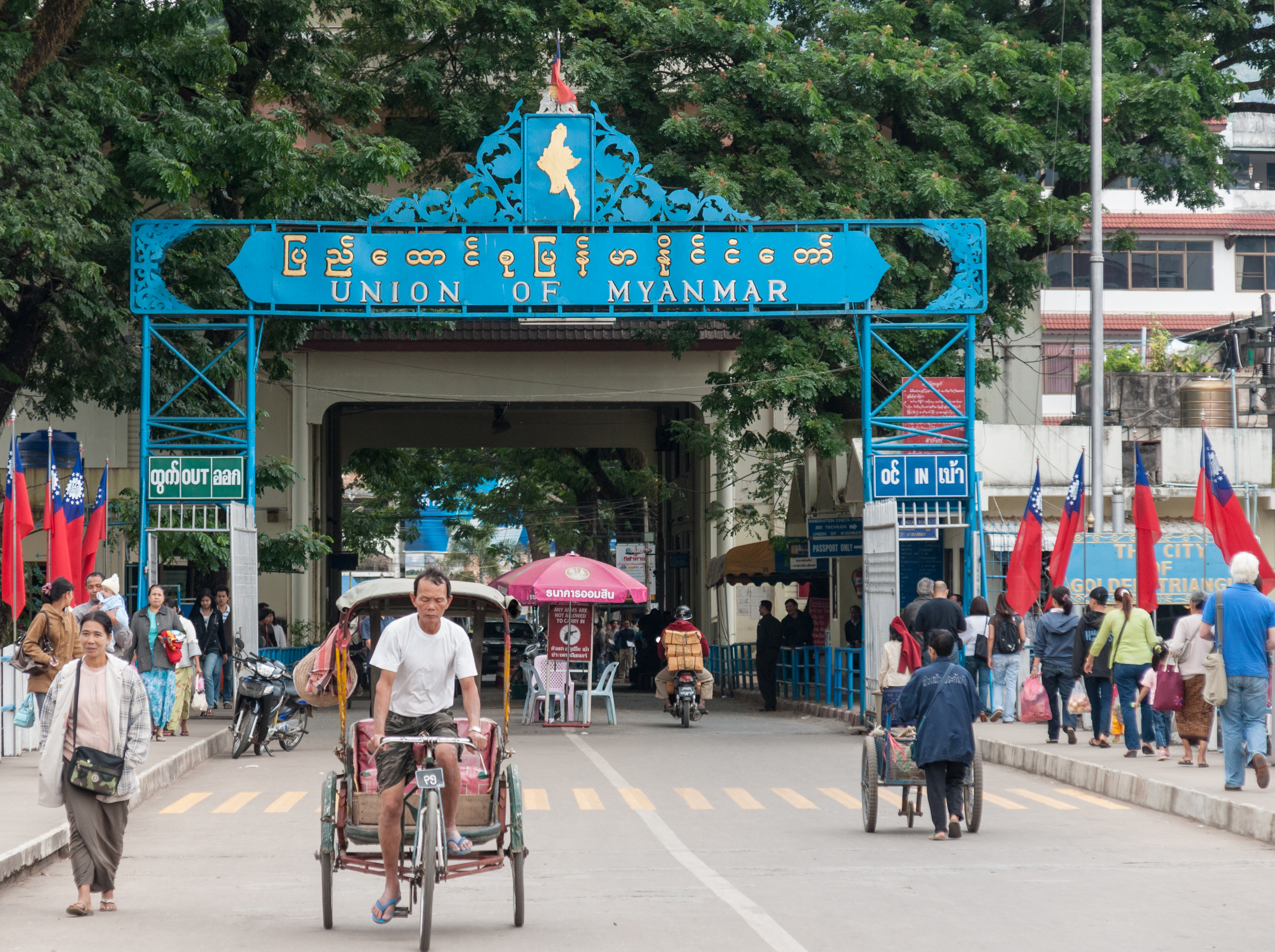 Tachileik Myanmar MaeSai Thailand-Border-01