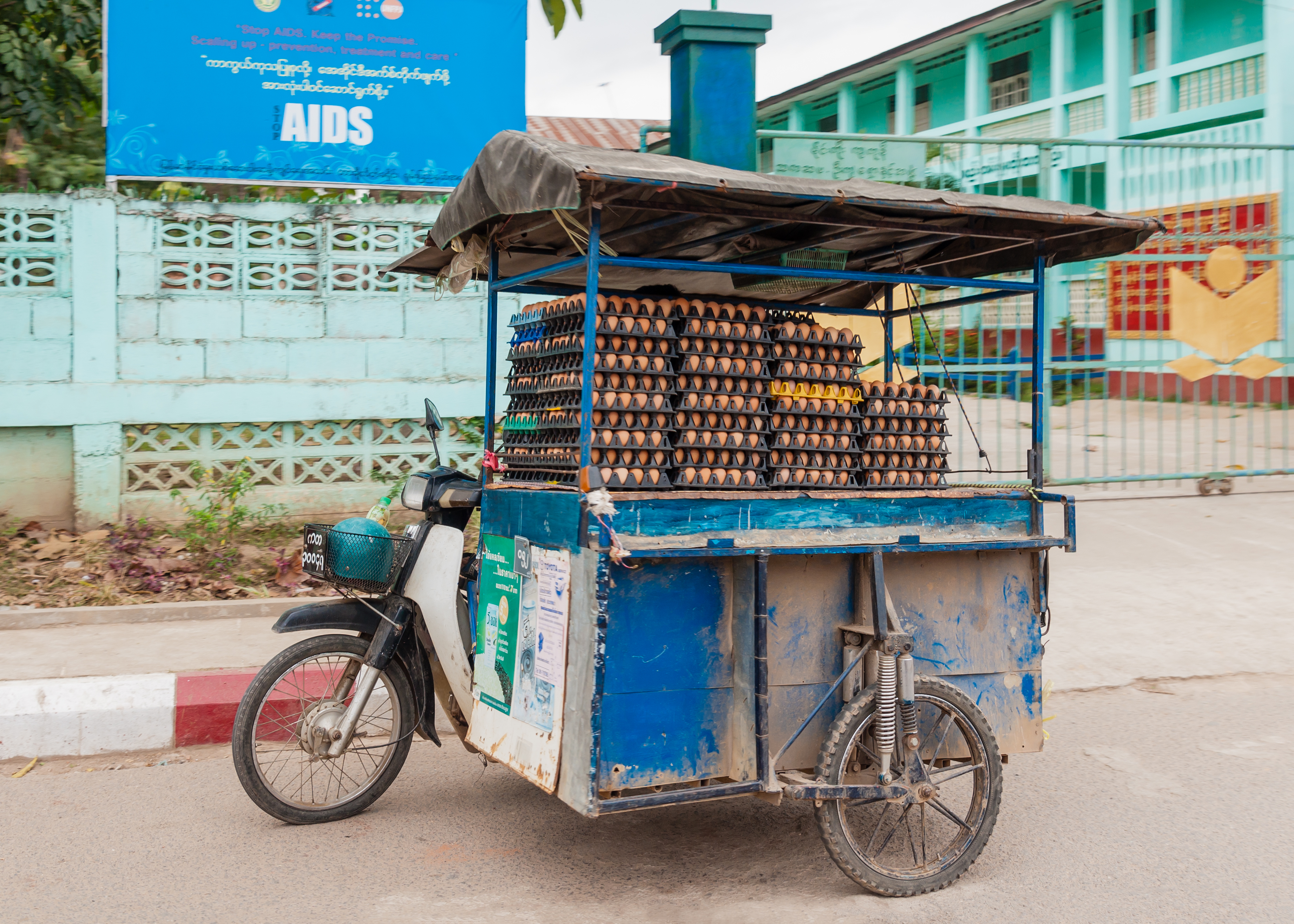 Tachileik Myanmar Street-vendors-01