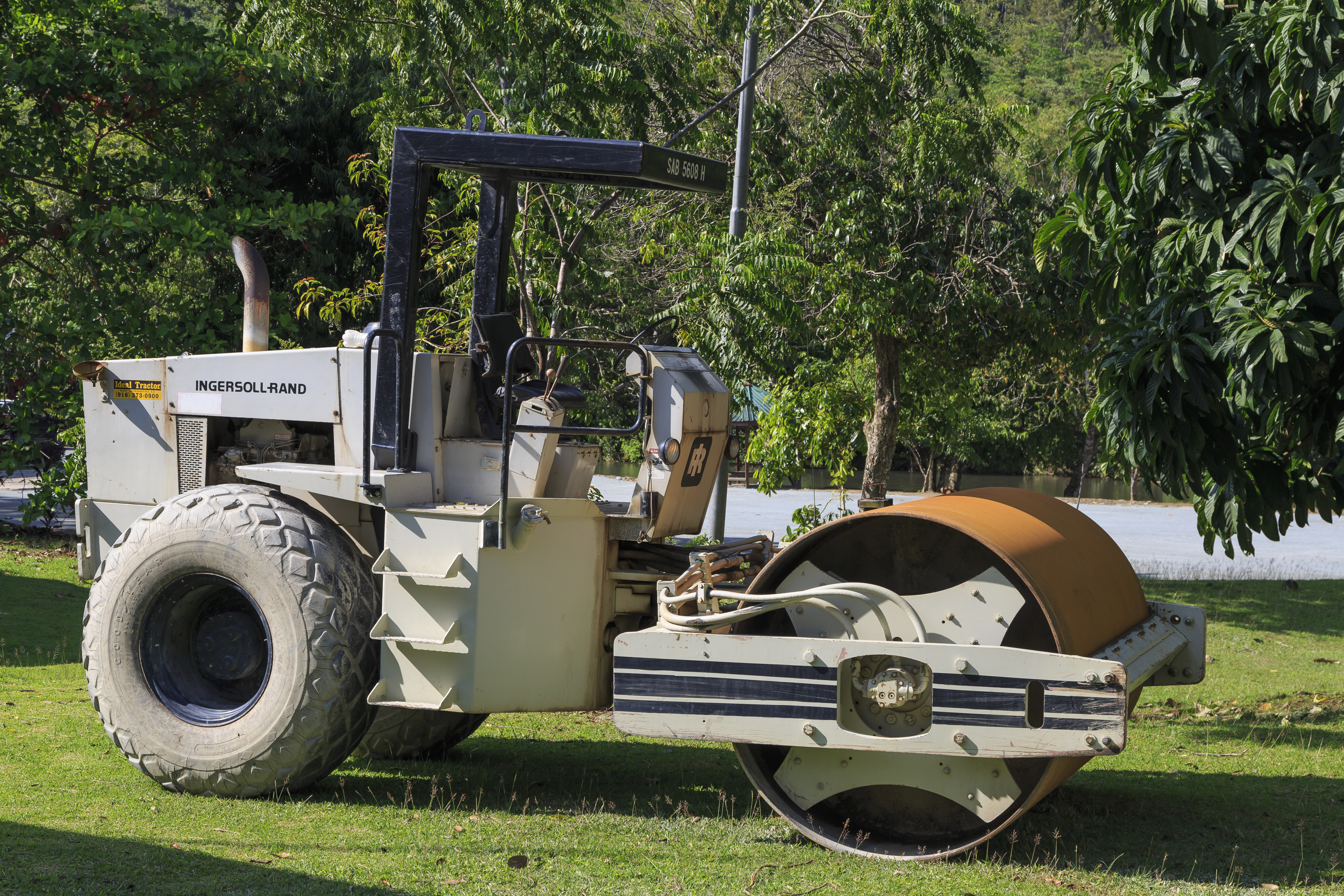 Taman Serinsim Sabah Ingersoll-Rand-Road-Roller-01