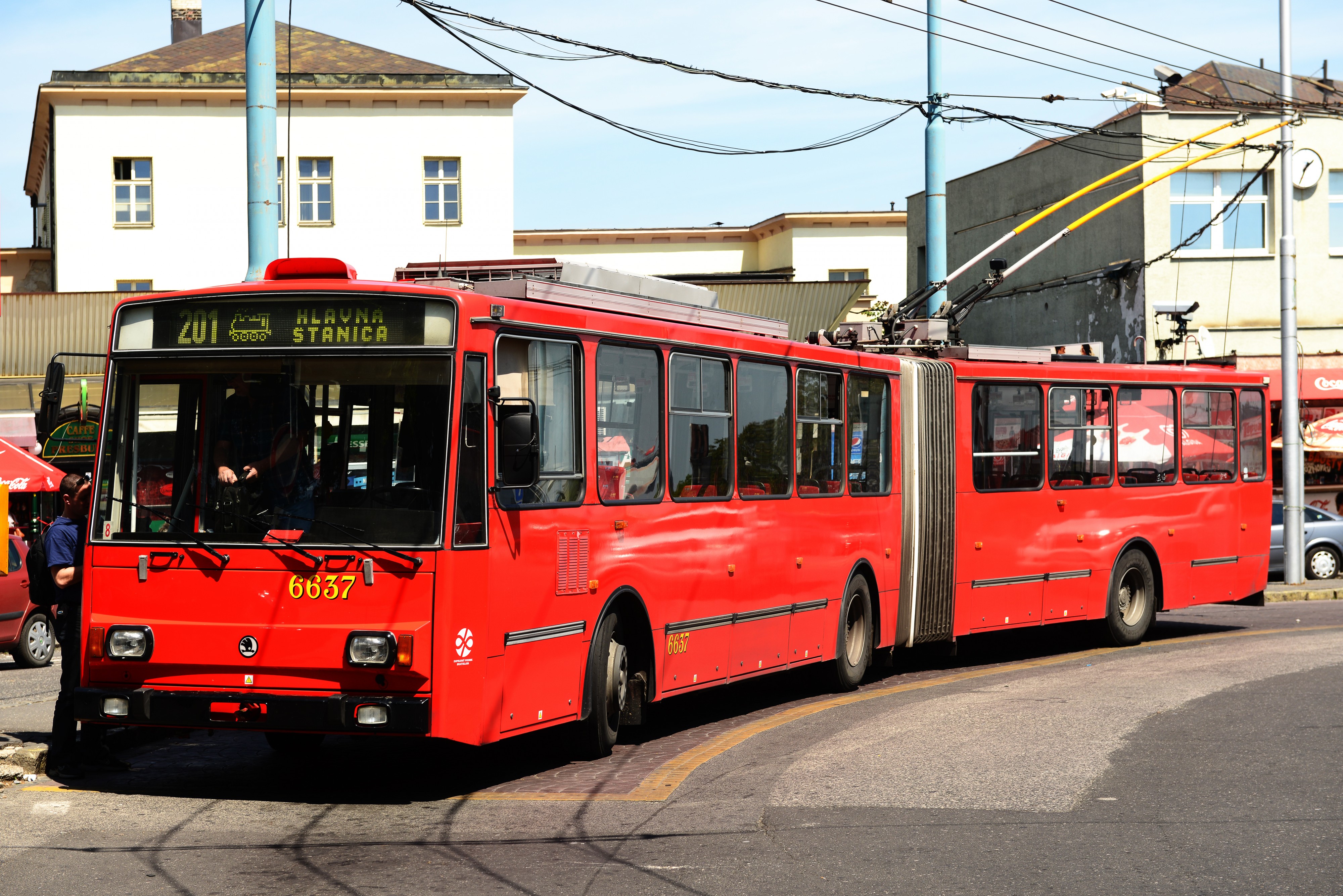 14-05-06-Škoda-15Tr-v-Bratislava-hlavná-stanica-RalfR