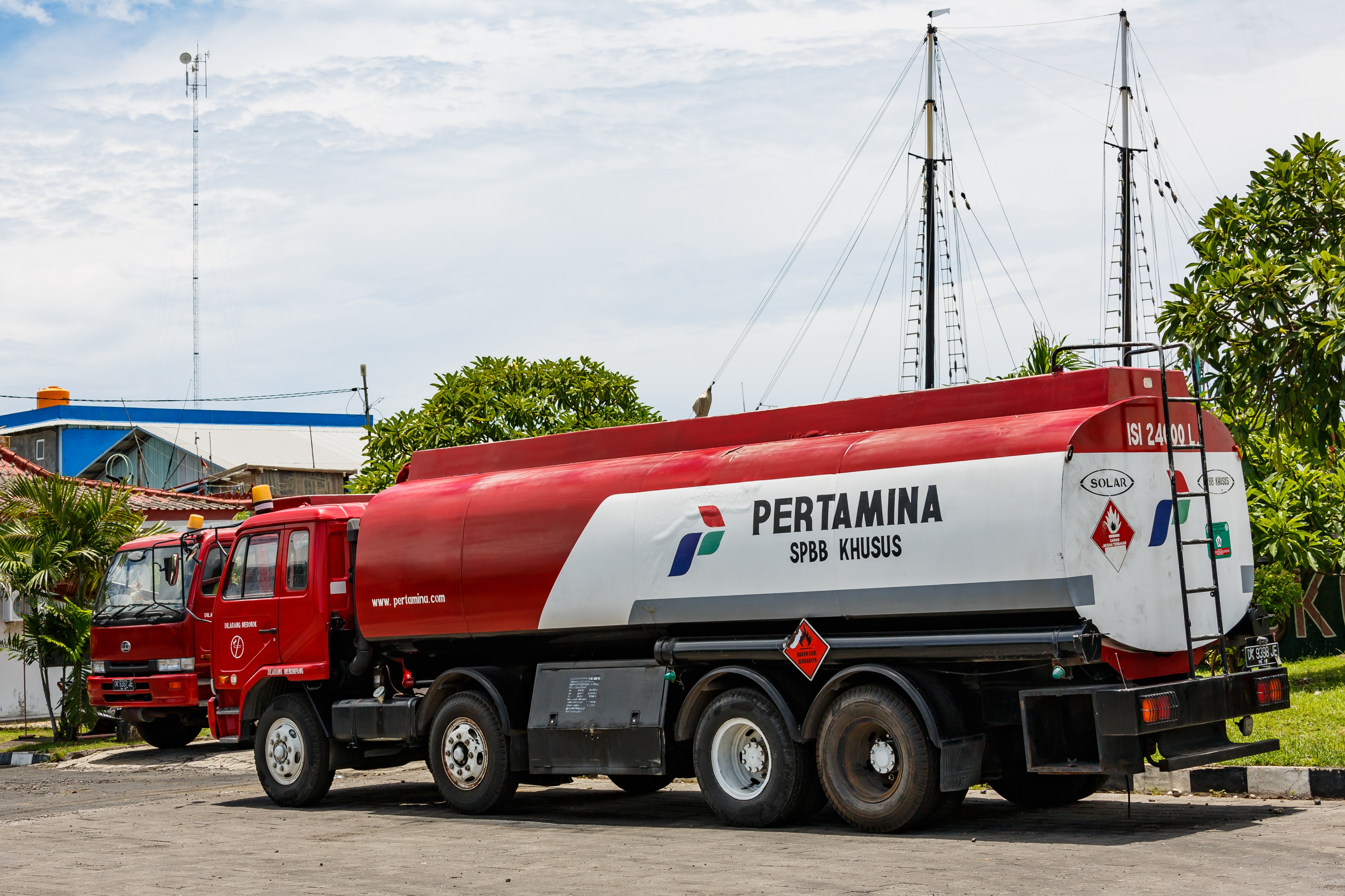 Benoa Bali Indonesia-Petamina-tank-truck-01