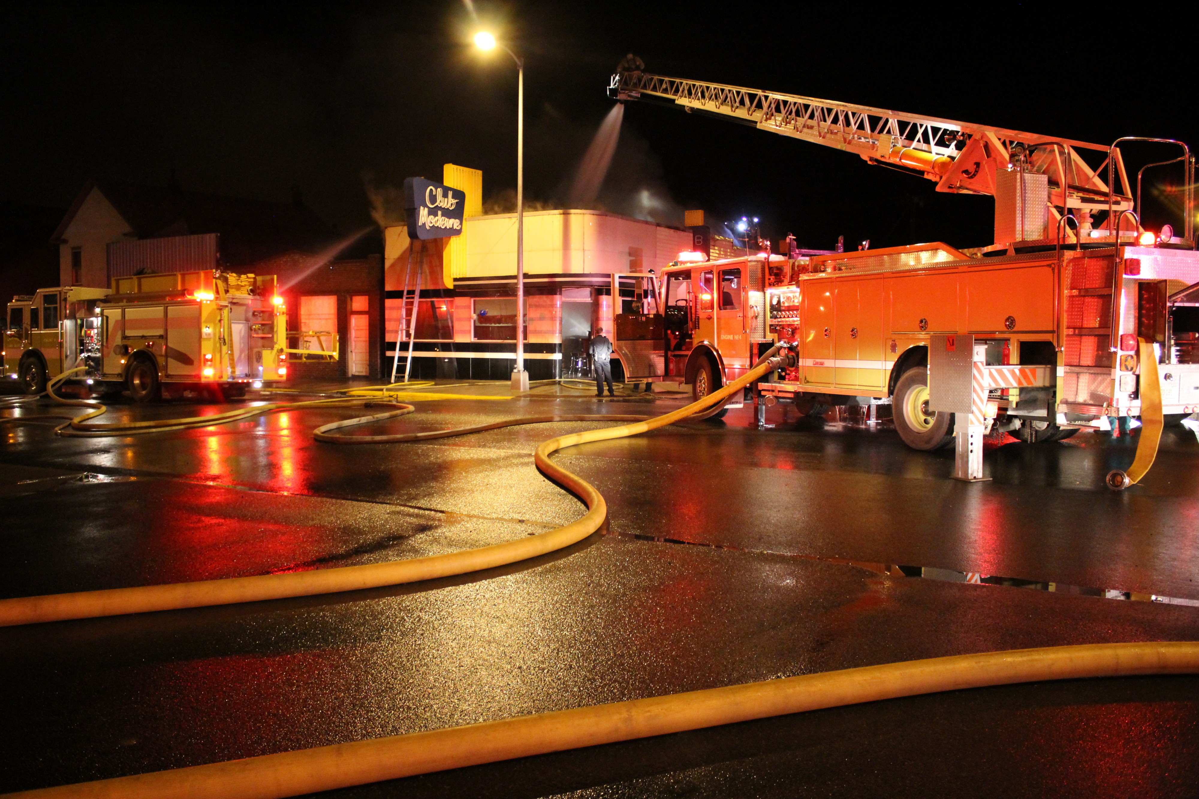 Club Moderne Fire (30070696551)