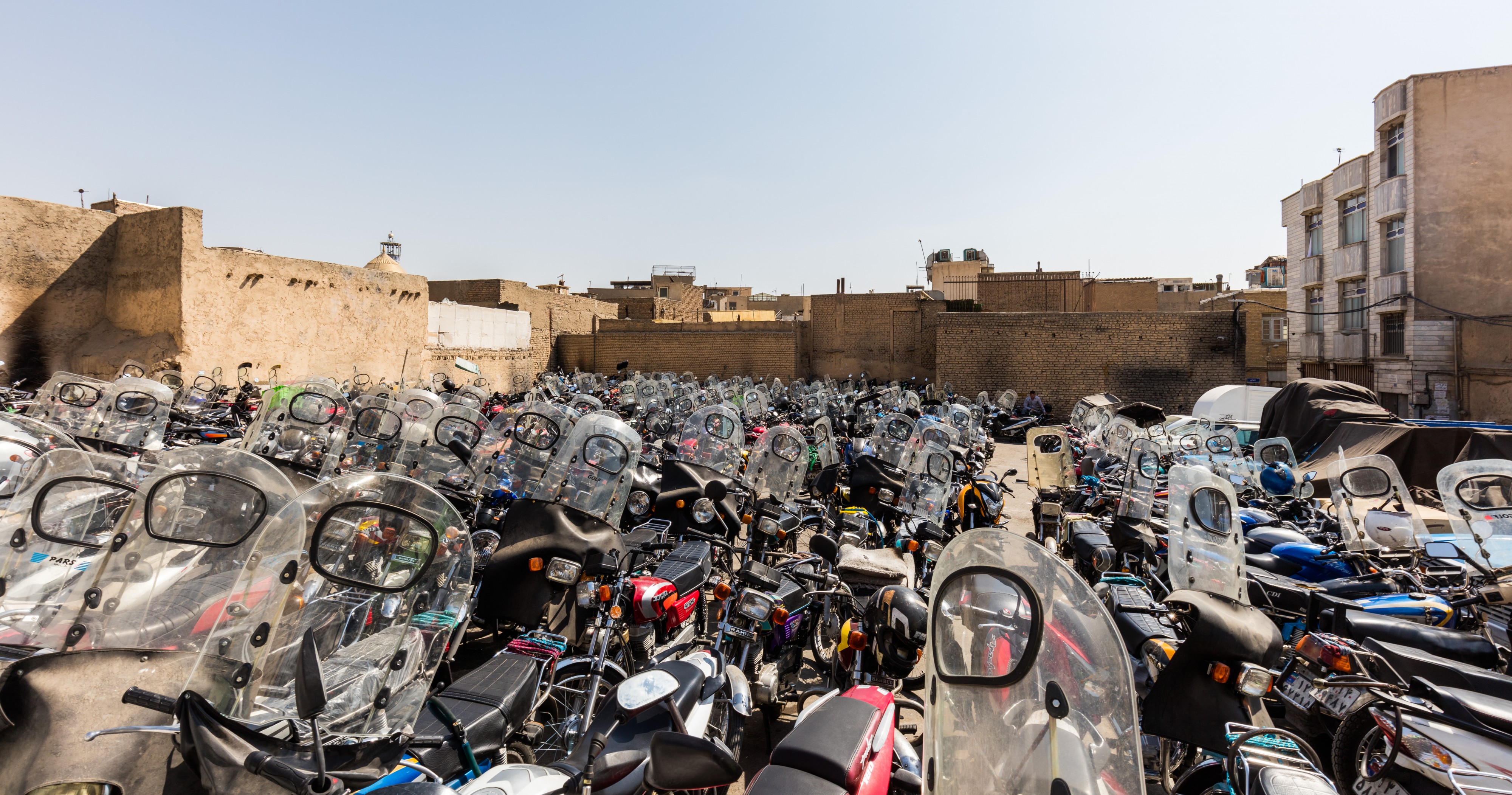Estacionamiento de motocicletas, Teherán, Irán, 2016-09-17, DD 56