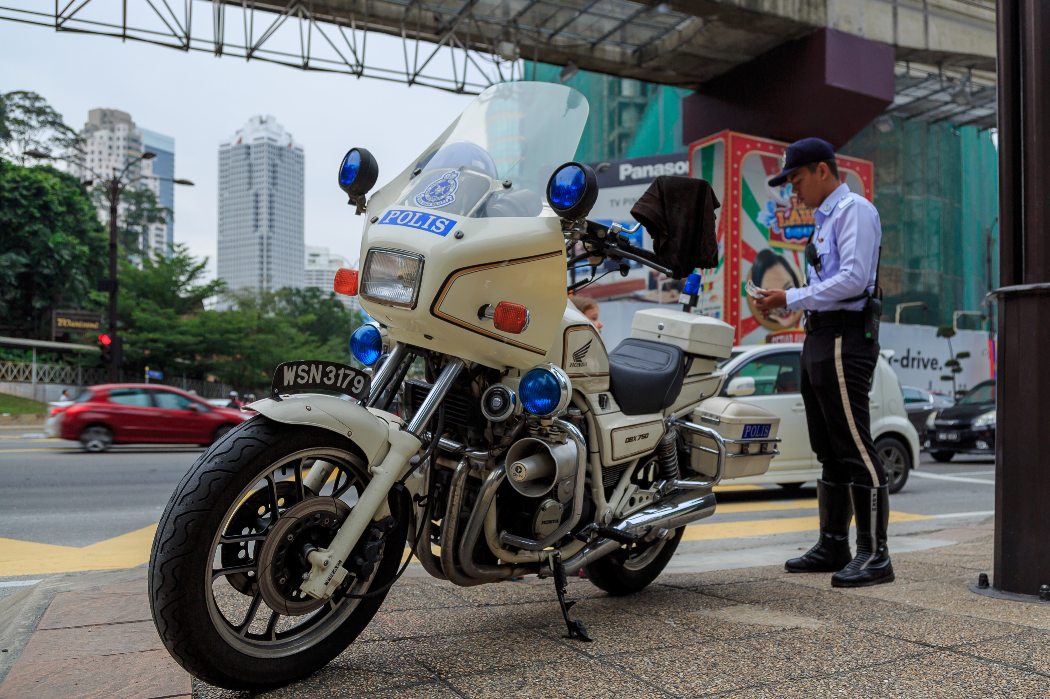 Kuala Lumpur Malaysia Traffic-police-02