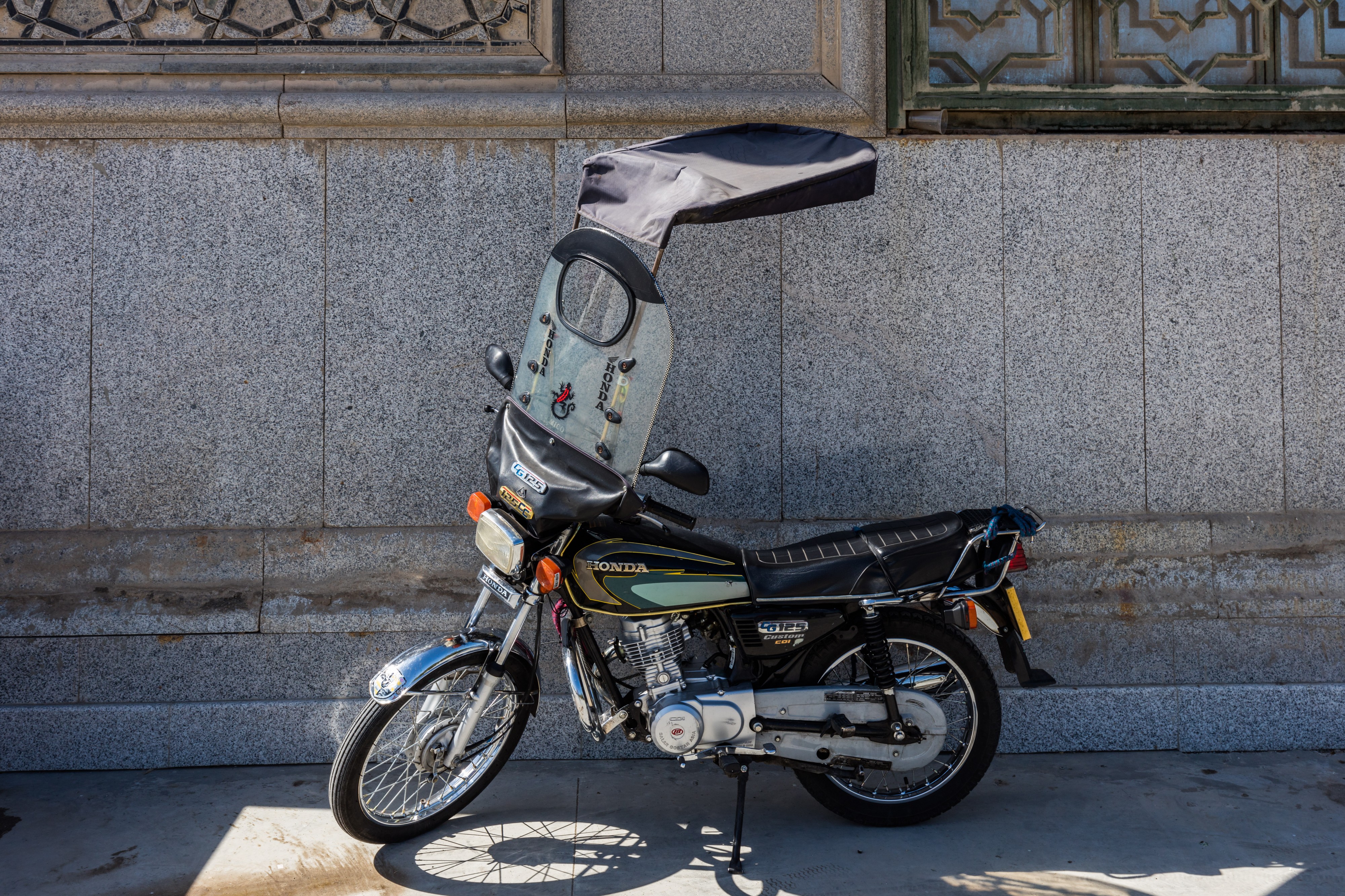 Motocicleta con cubierta, Teherán, Irán, 2016-09-18, DD 09