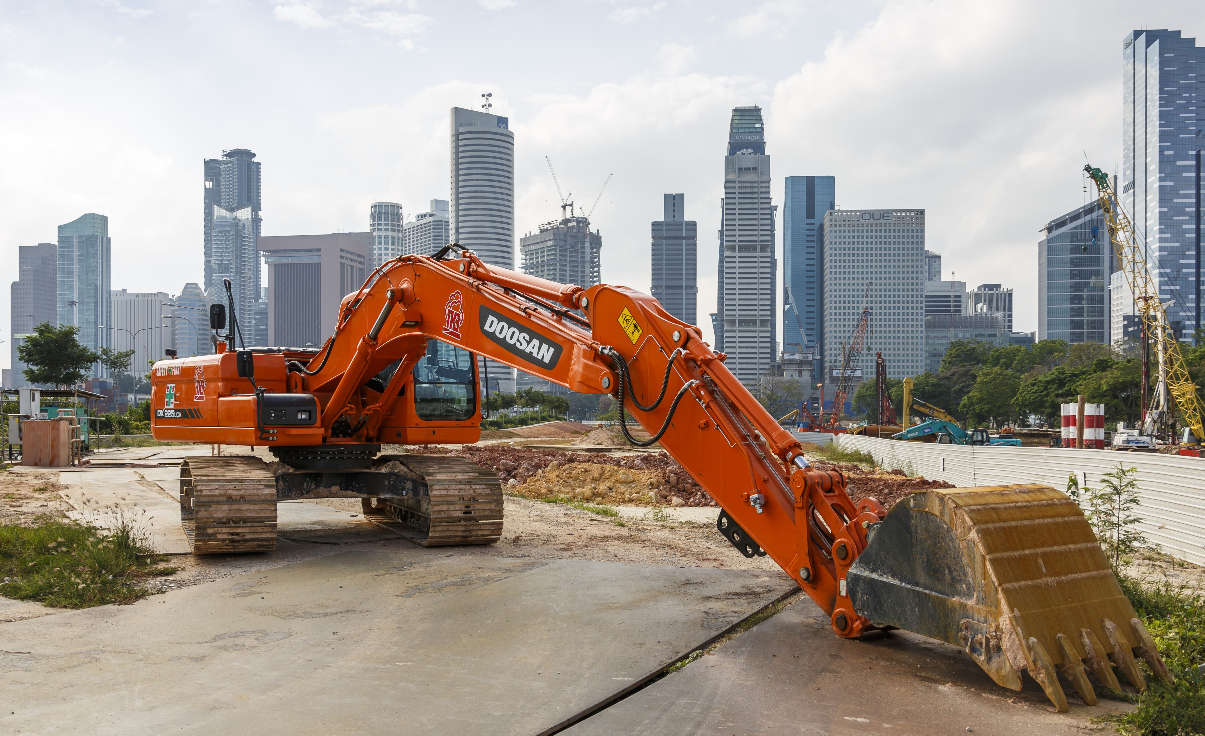Singapore Doosan-DX-225-LCA-excavator-01