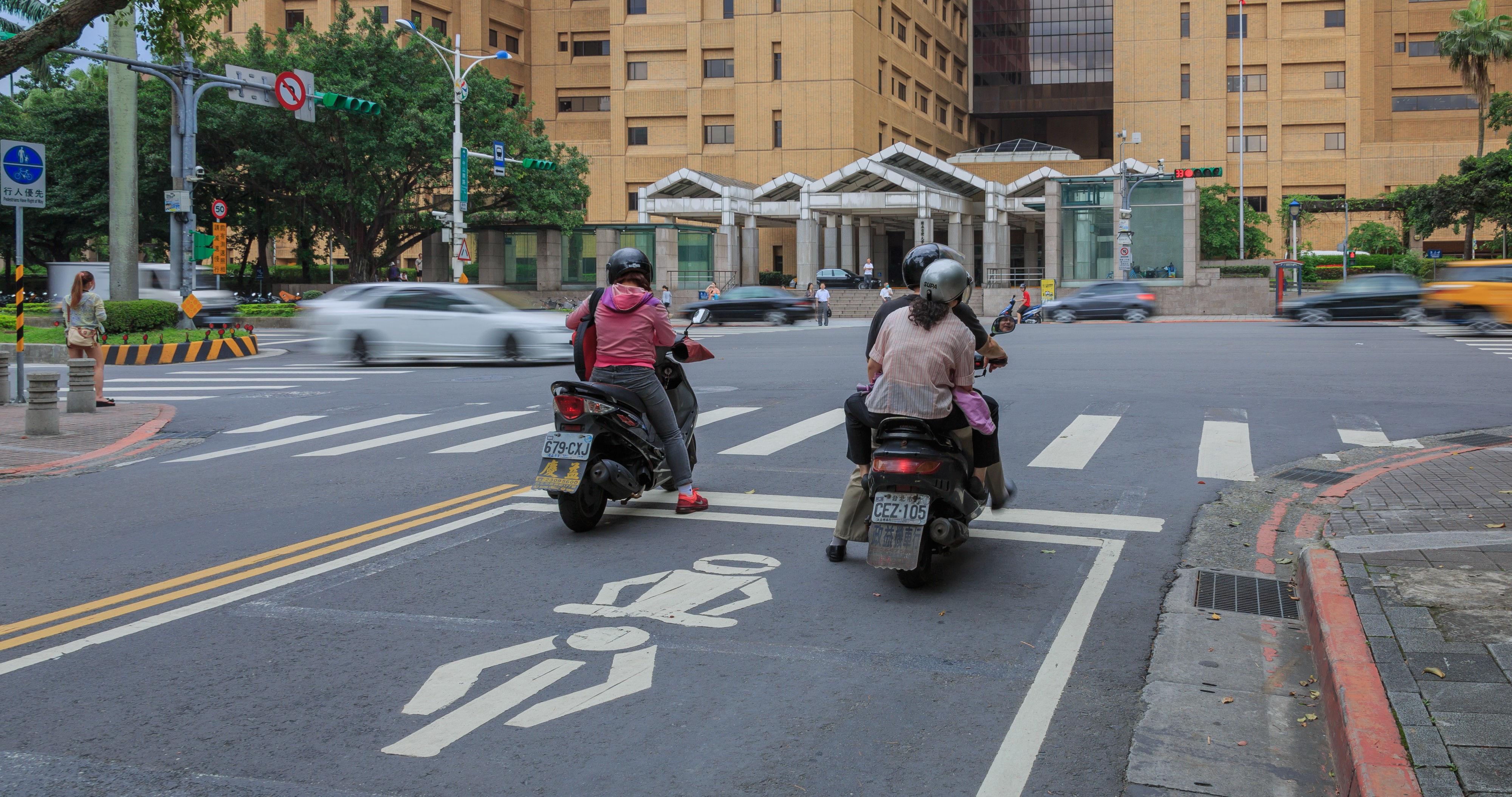 Taipei Taiwan Motorbikes-waiting-at-junction-in-front-of-hospital-01