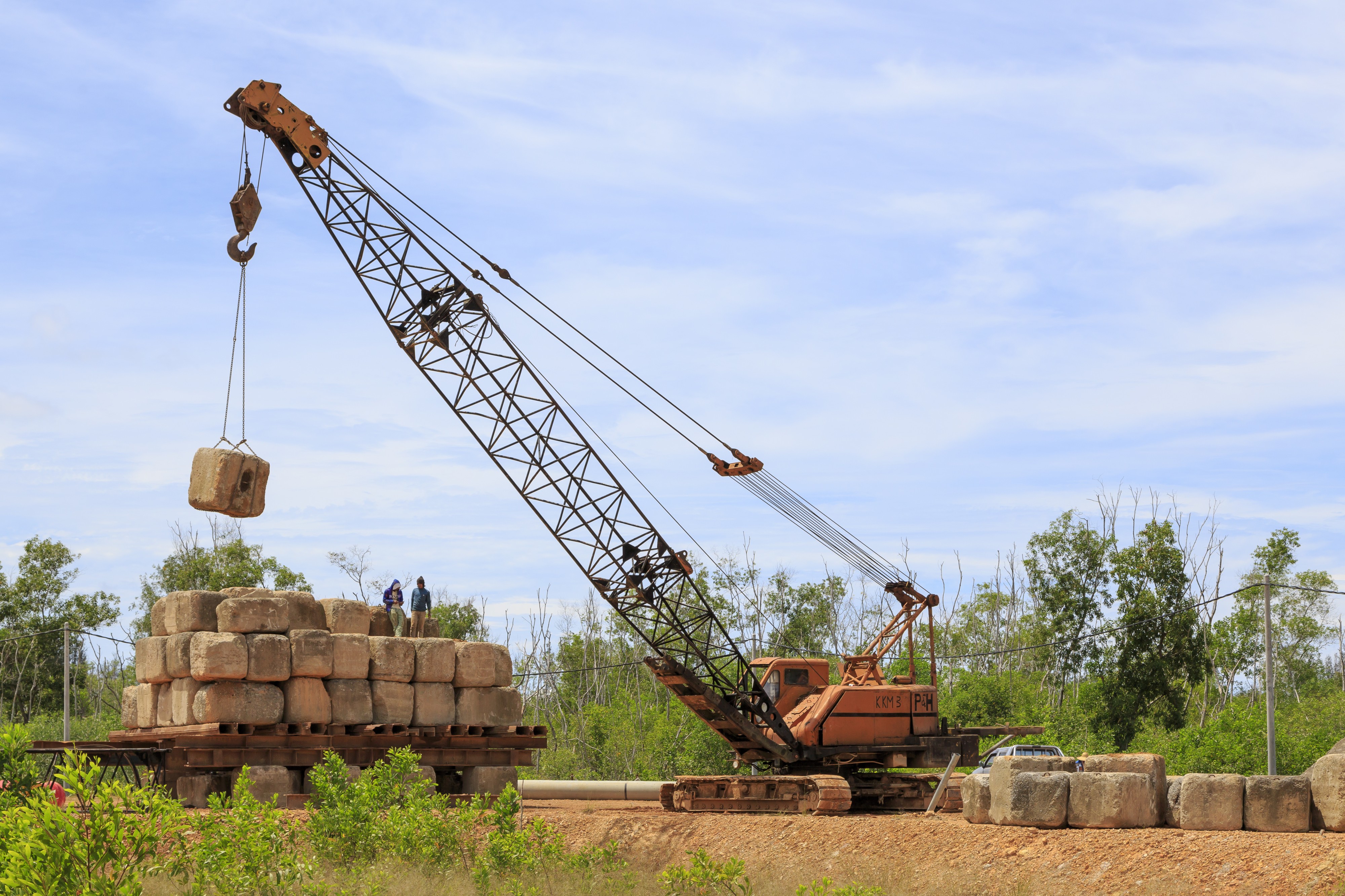 Tanjung-Badak Sabah Crane-lifting-ashlars-01