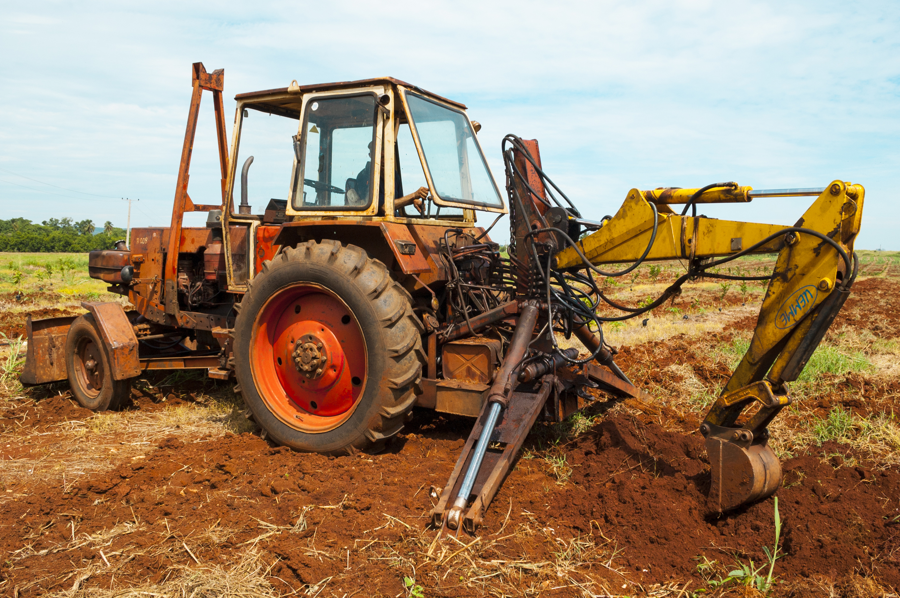 Tractor perforando la tierra para colocación de sistema de regadíos