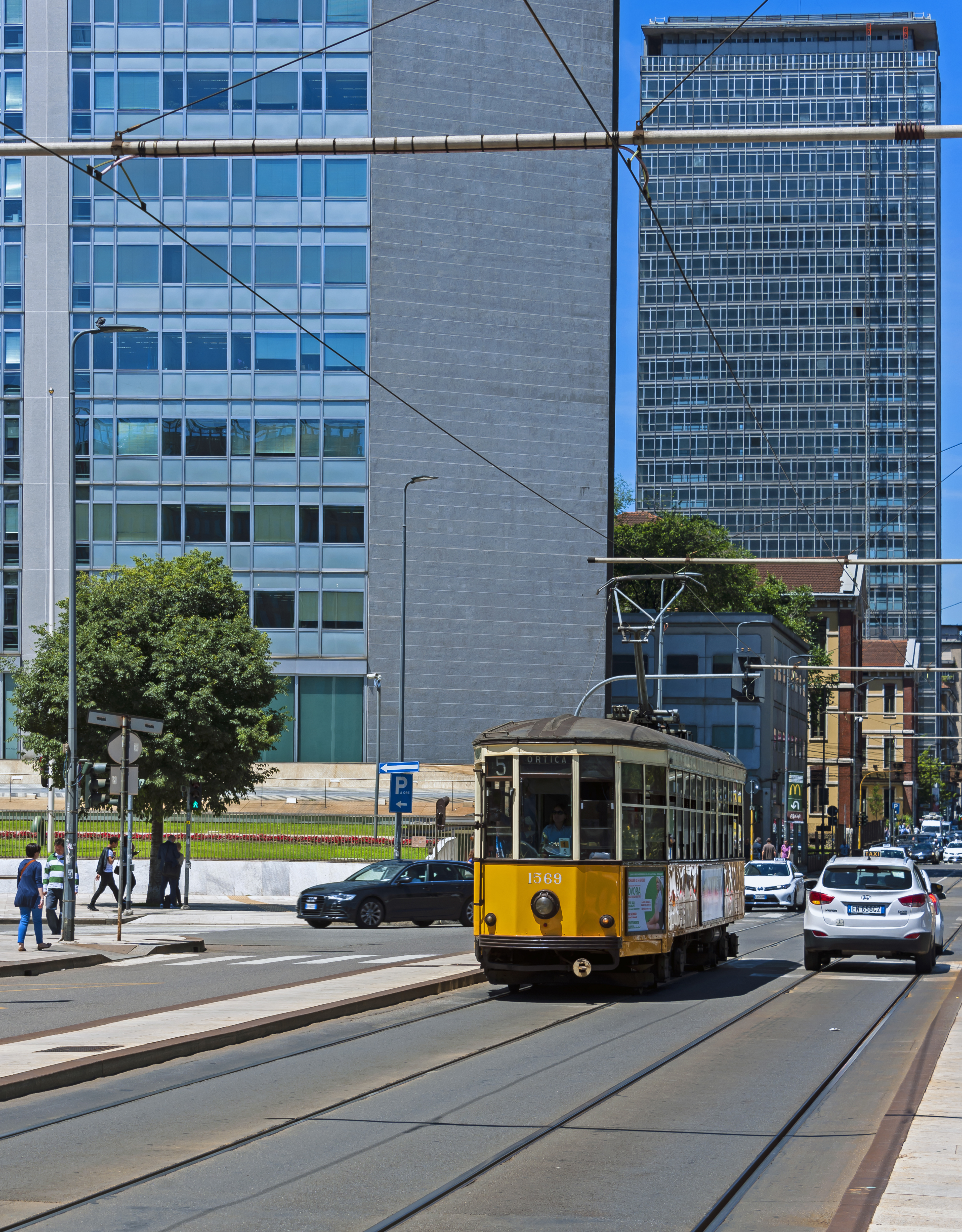 Tram in Piazza Duca d'Aosta, Milan