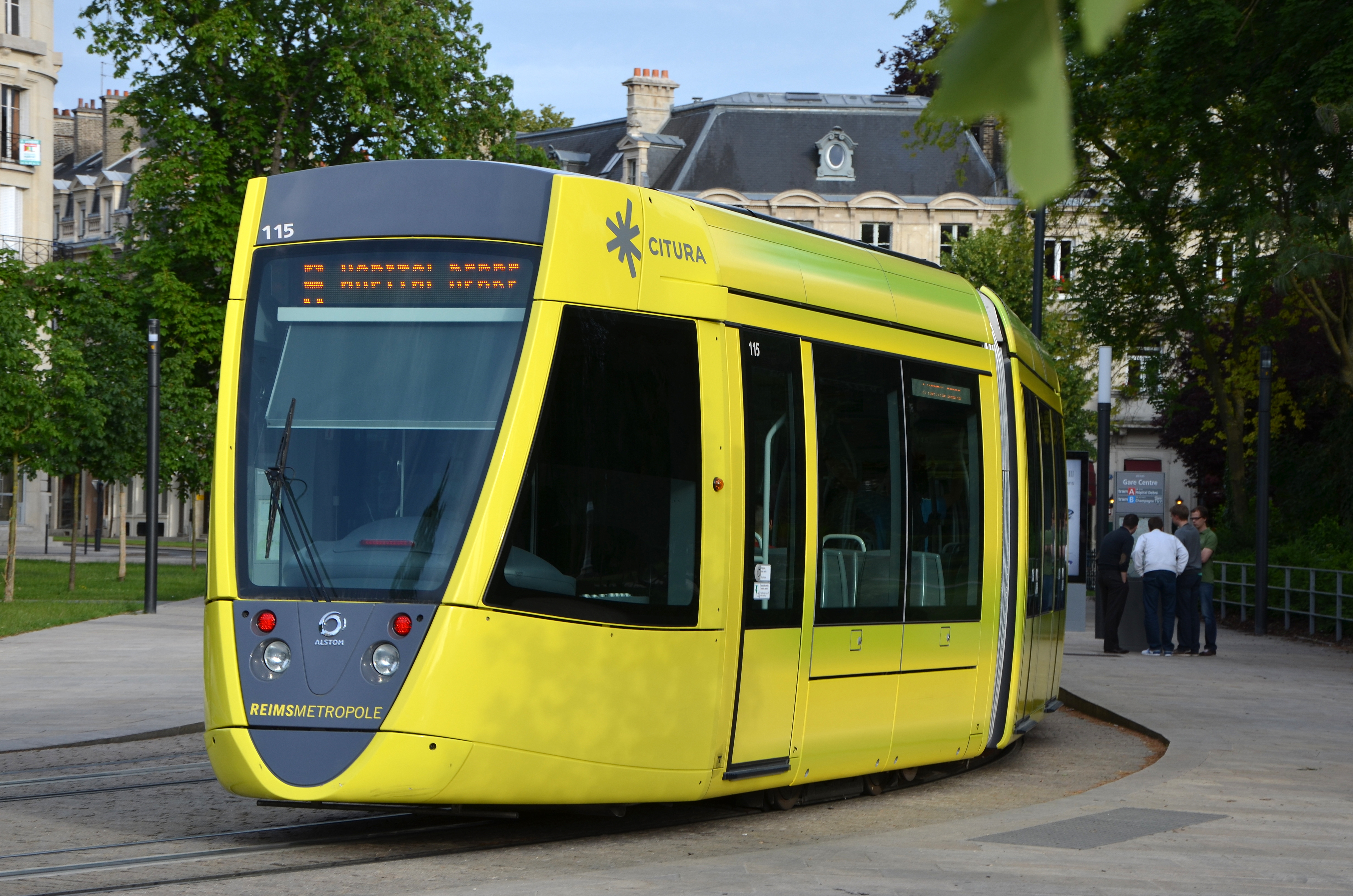 Tramway de Reims pres de la gare DSC 0252