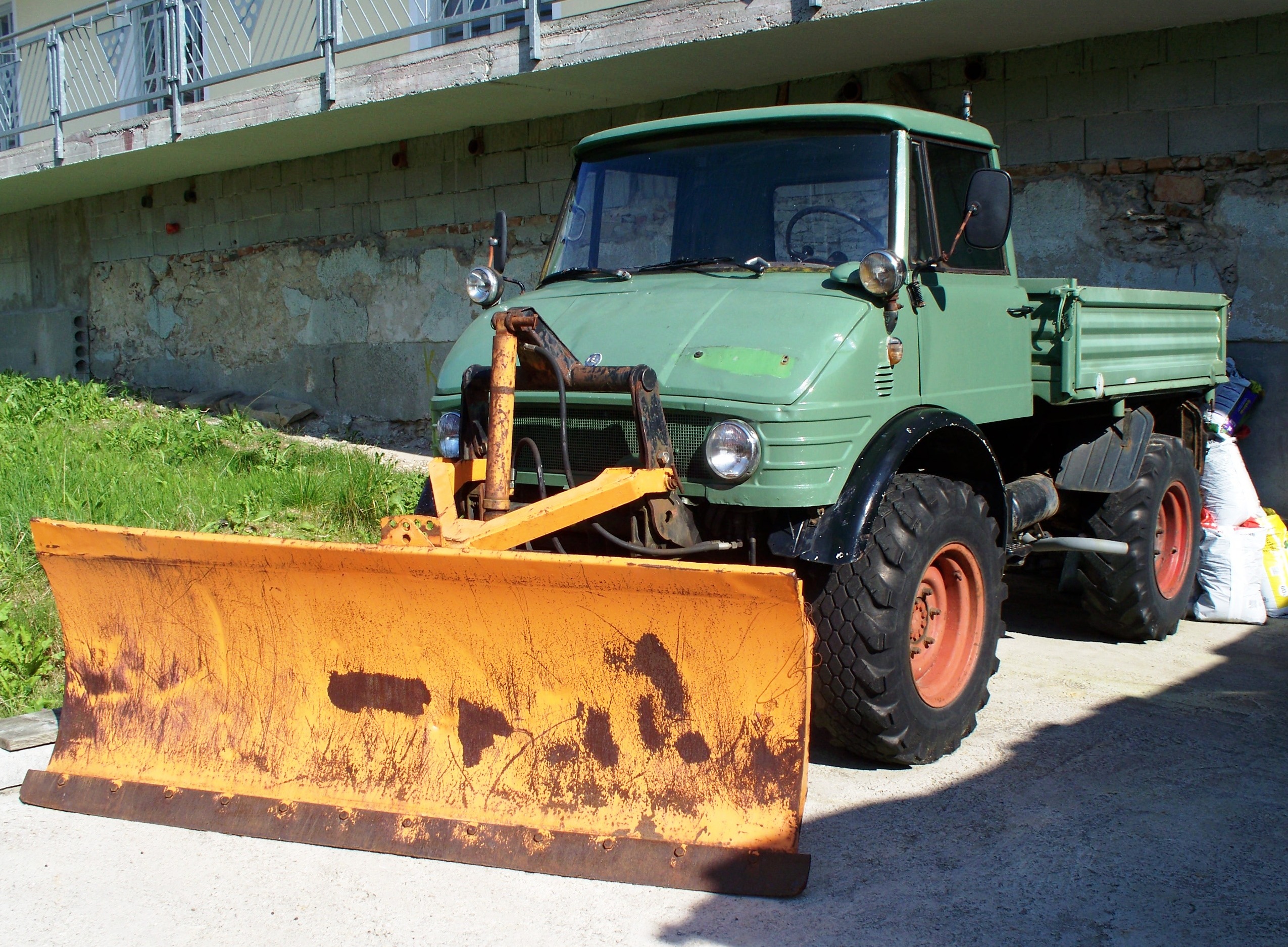 Unimog Schneepflug in Sankt Oswald-Riedlhütte