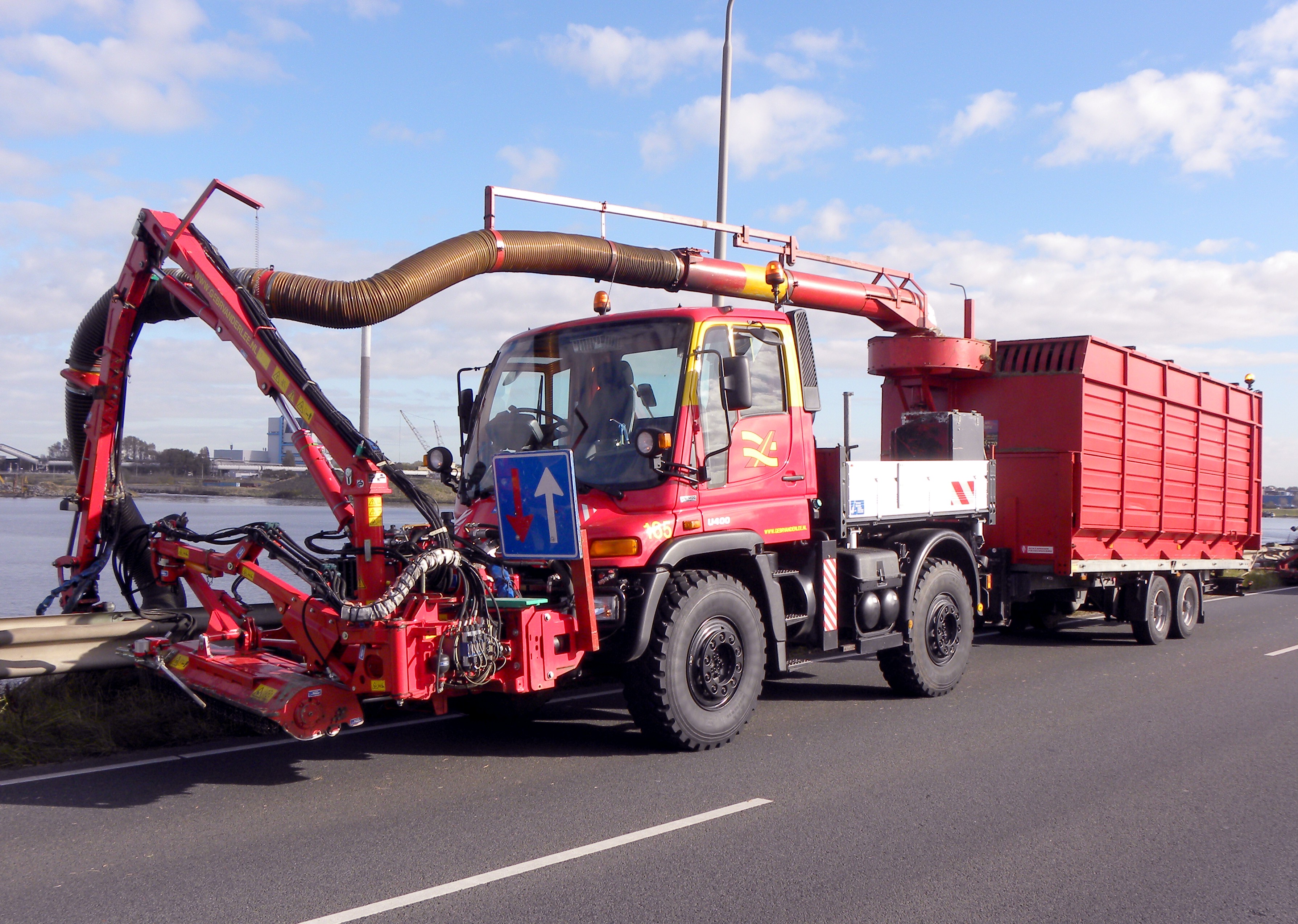 Unimog U 400 roadside grass cutting (1)