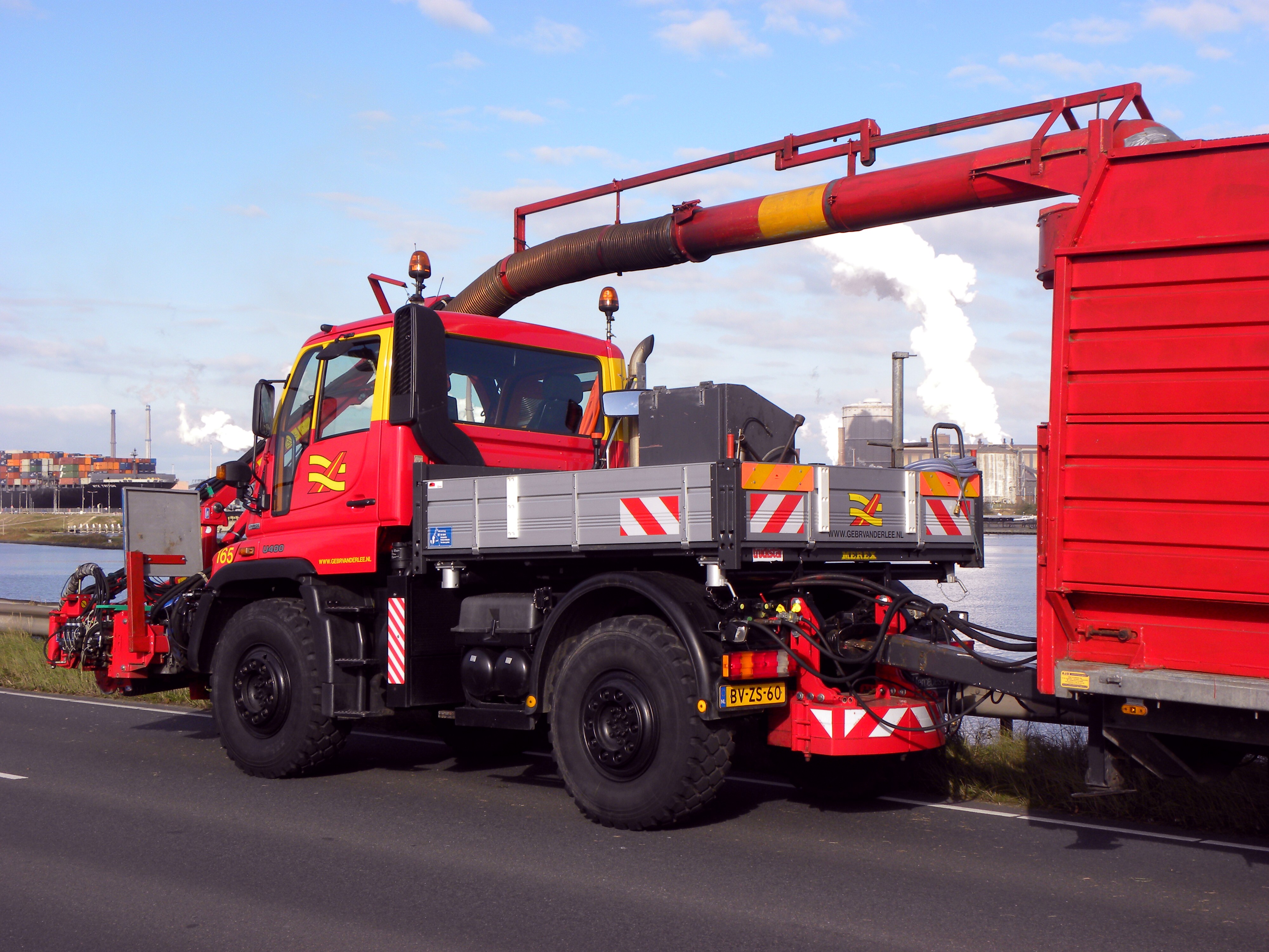 Unimog U 400 roadside grass cutting (3)