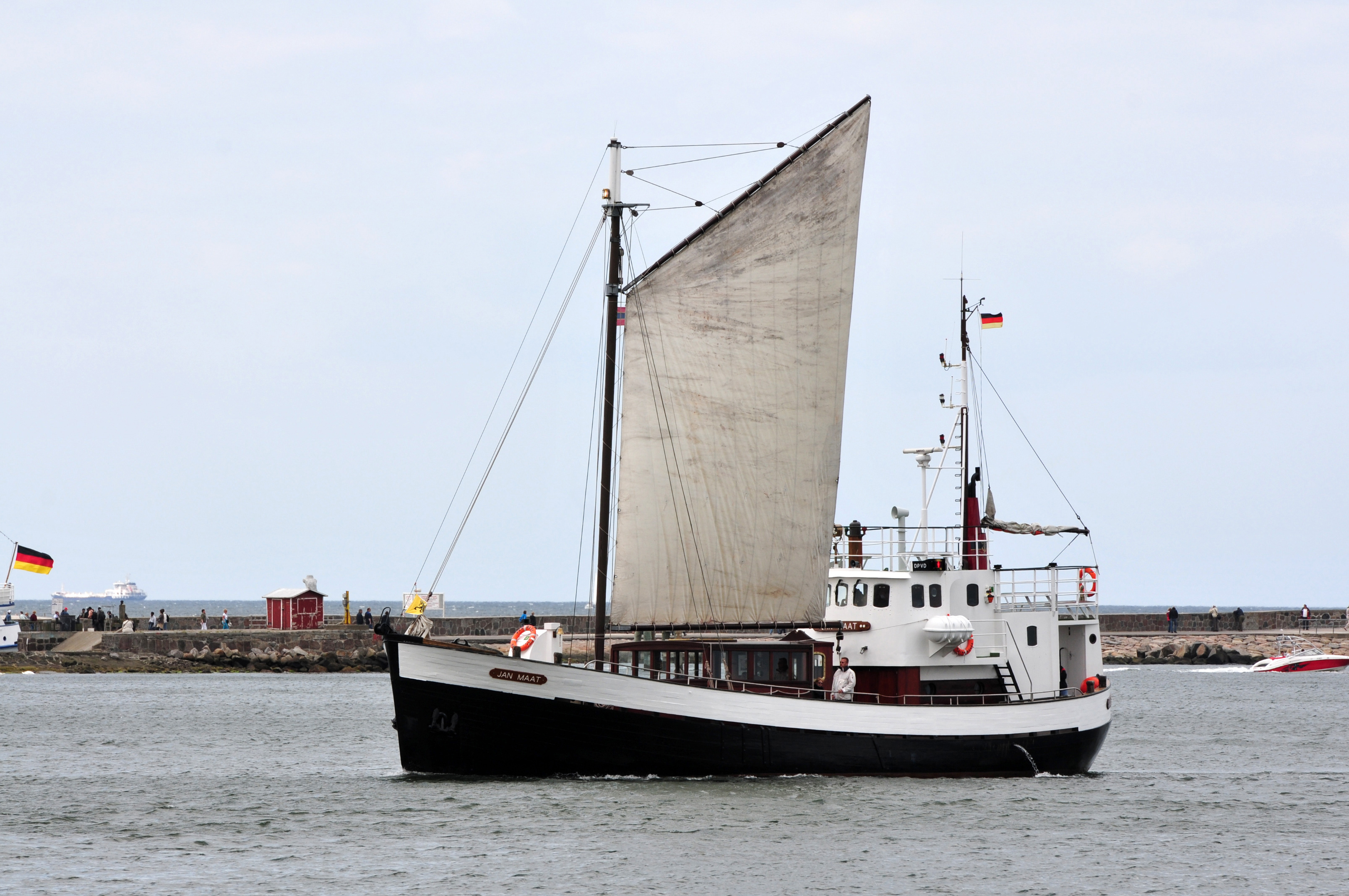 12-06-09-warnemuende-by-ralfr-85