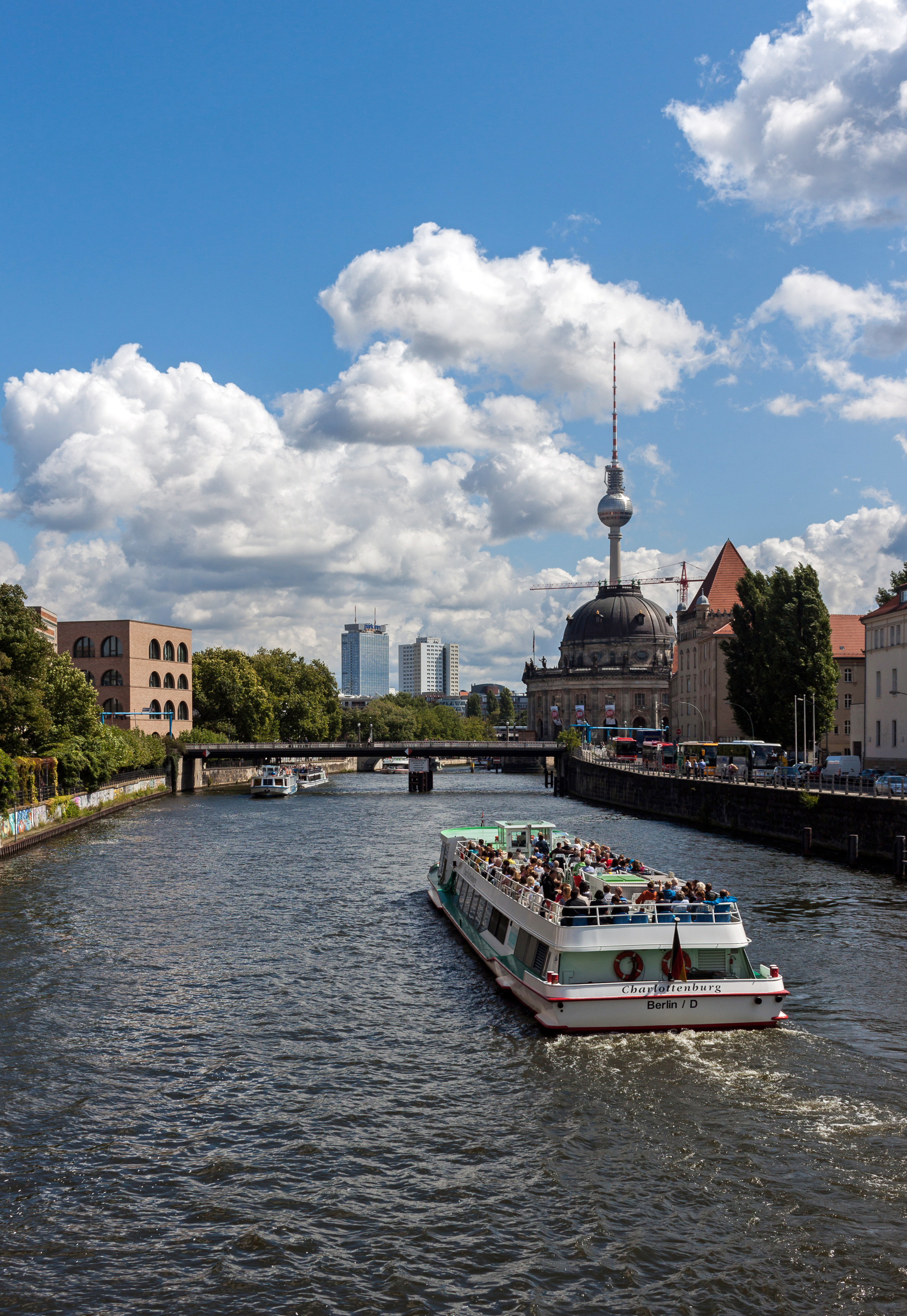 140818 Passagierschiff auf der Spree