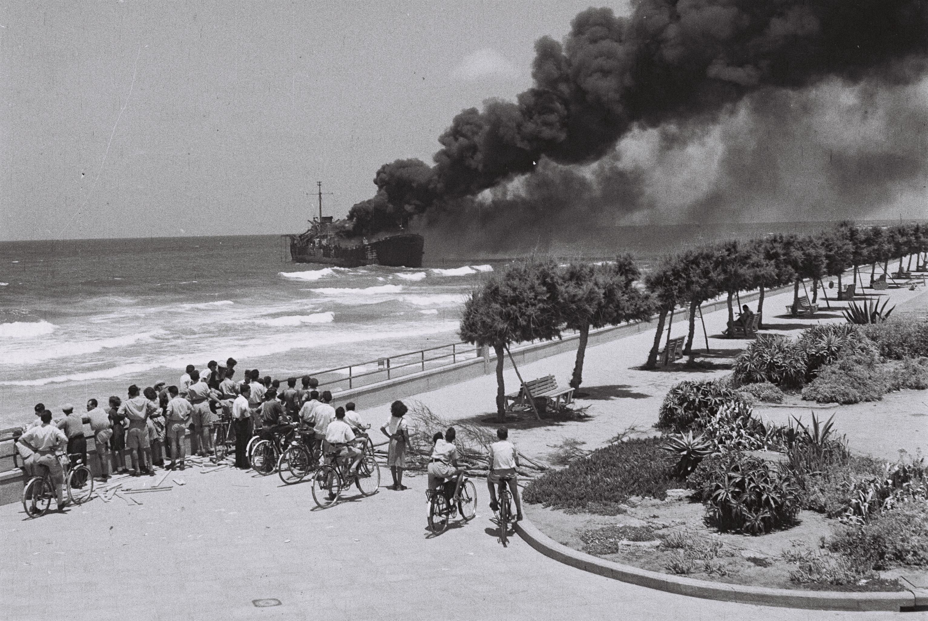 Altalena off Tel-Aviv beach