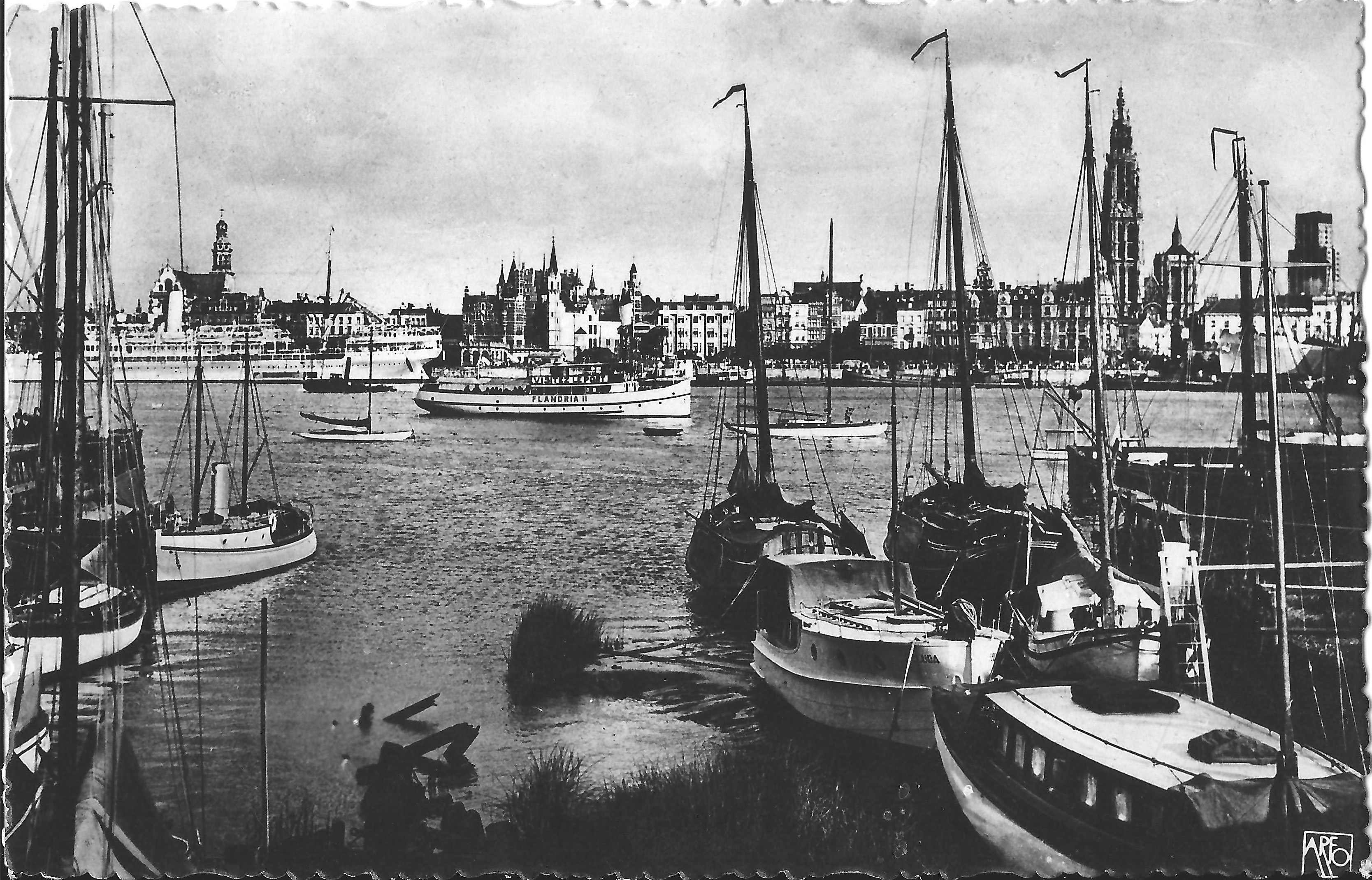 Antwerpen 1930s vanuit linkeroever. Arfo Postkaart nr 3, Antwerpen, De Reede
