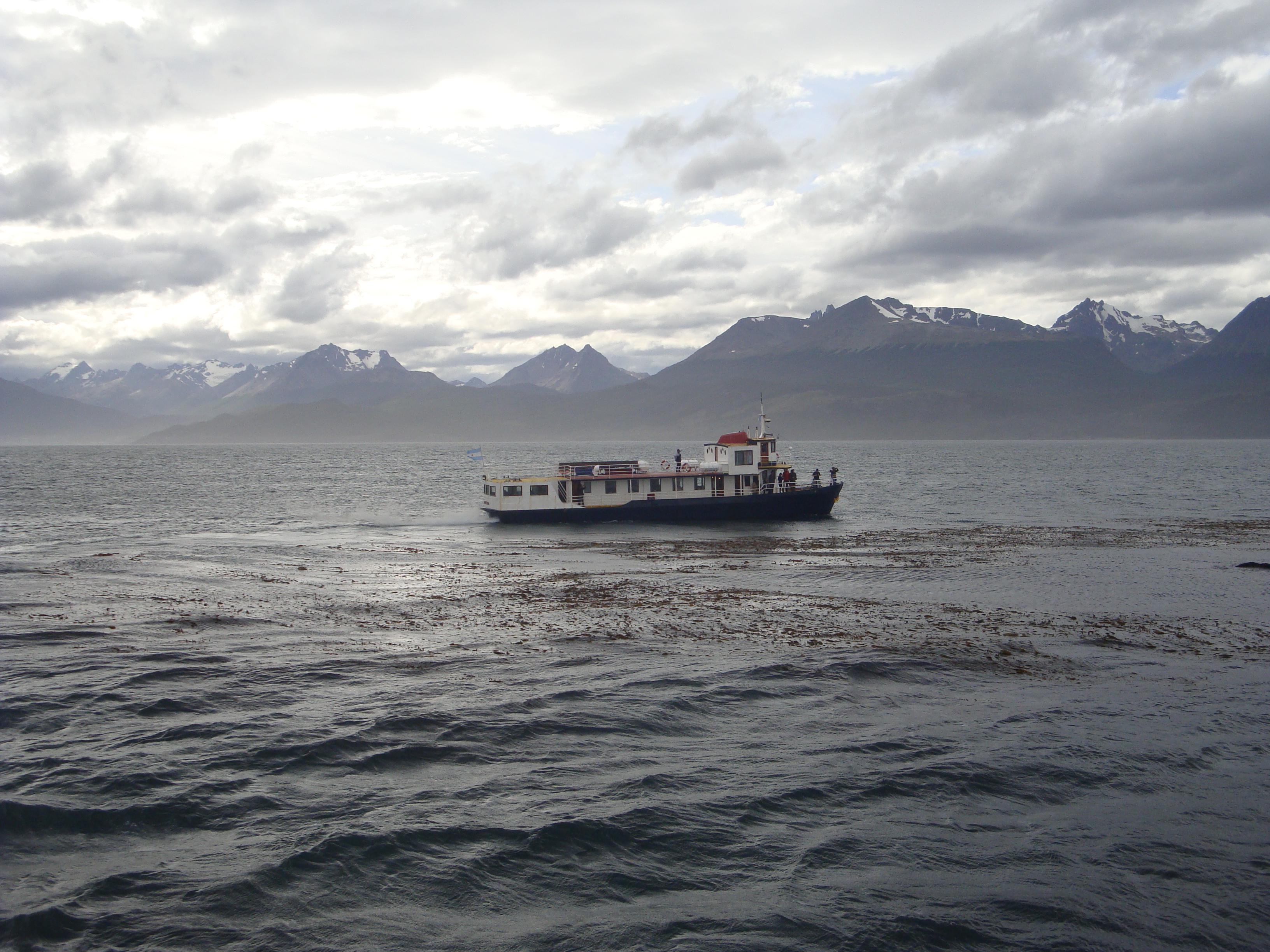 Barco atravesando el Canal Beagle
