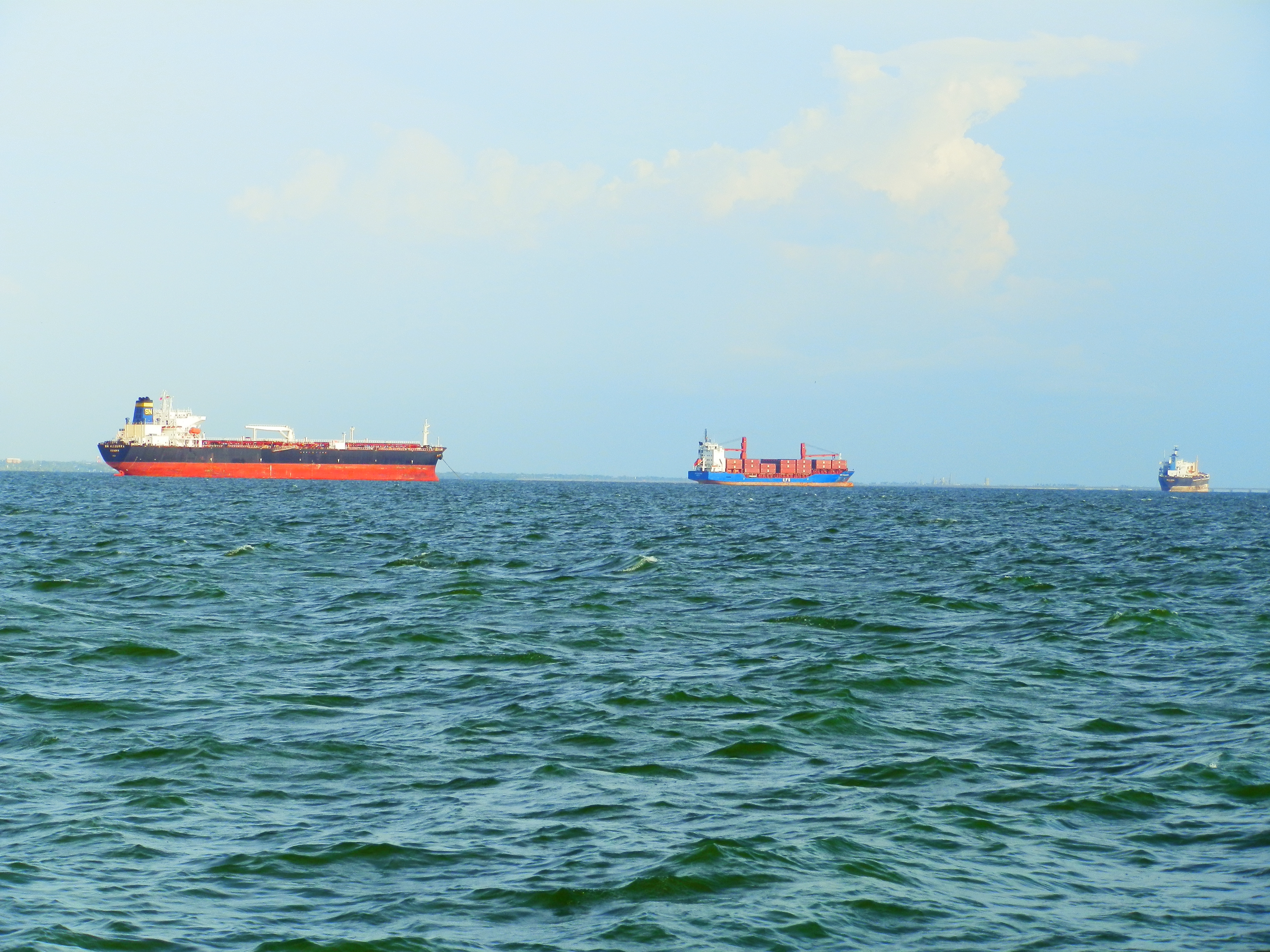 Barcos de carga en el Lago de Maracaibo