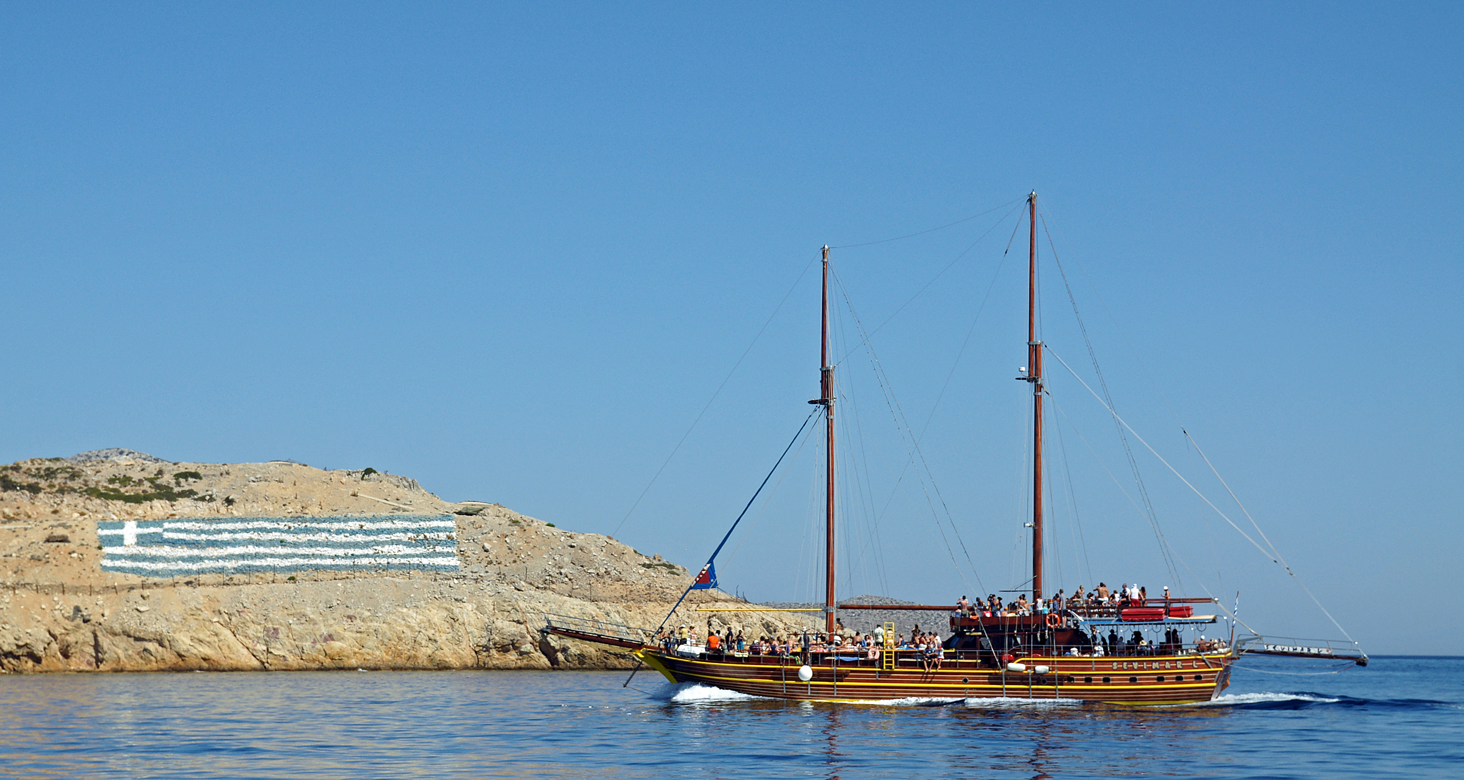 Boat and the flag of Greece 3