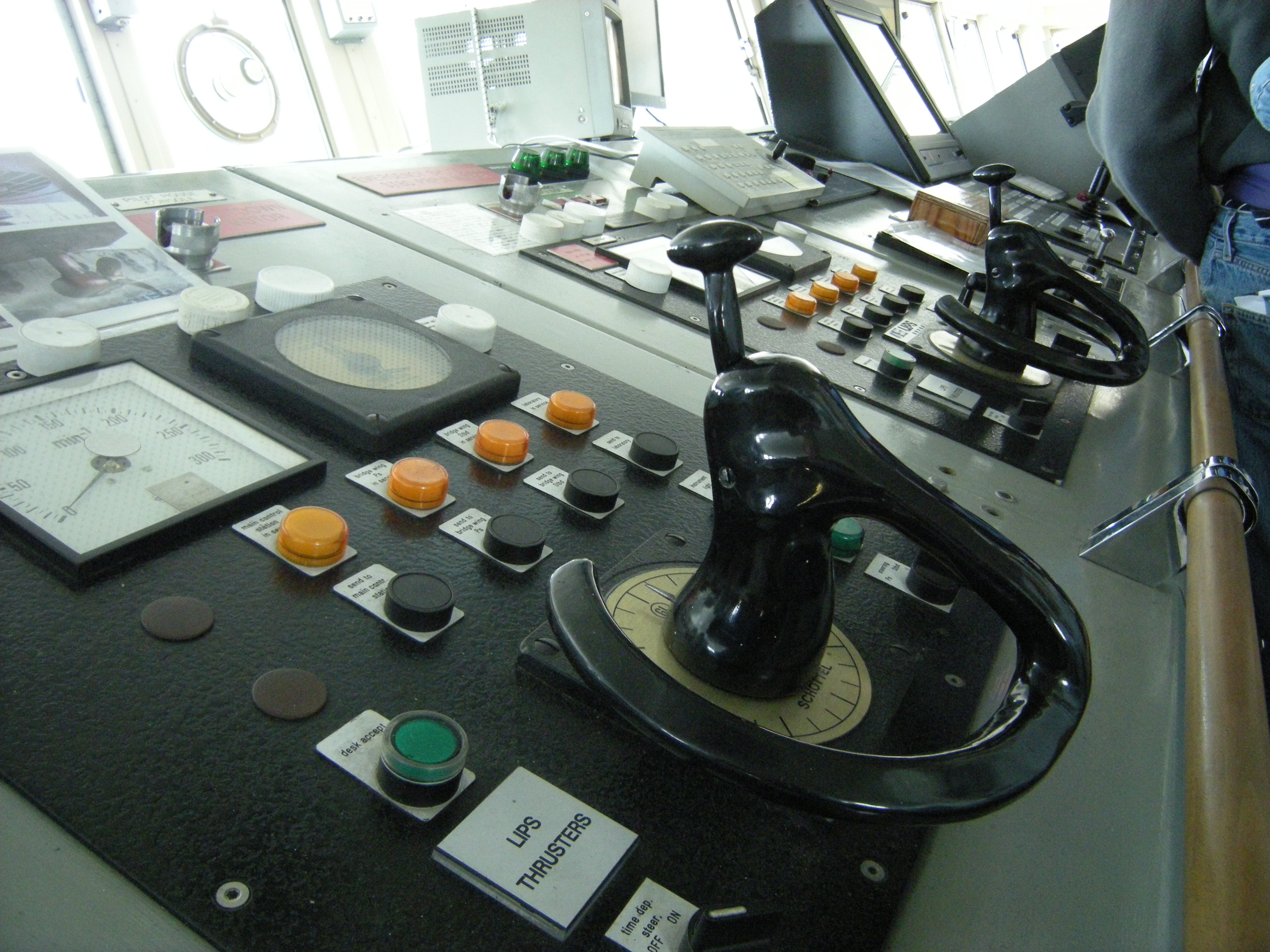 Bridge of the RV Thomas G. Thompson 02