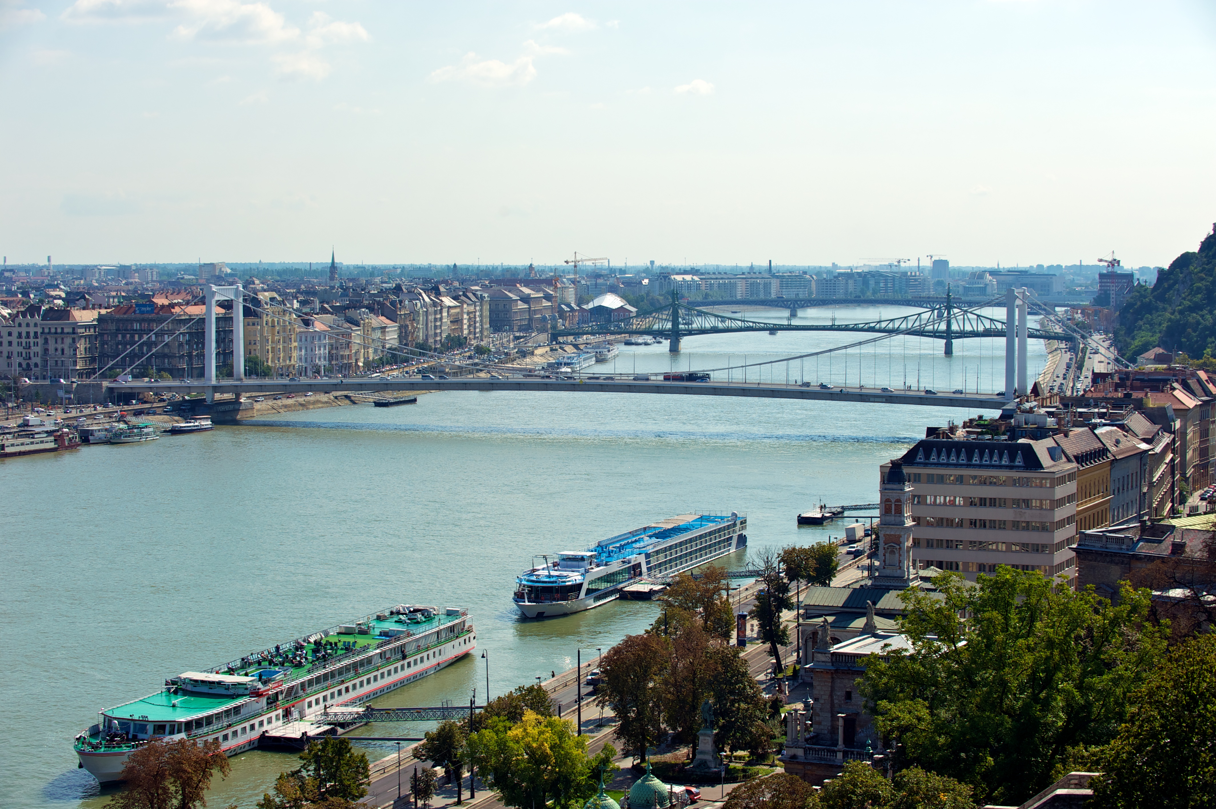 Budapest Donau Kreuzfahrtschiffe