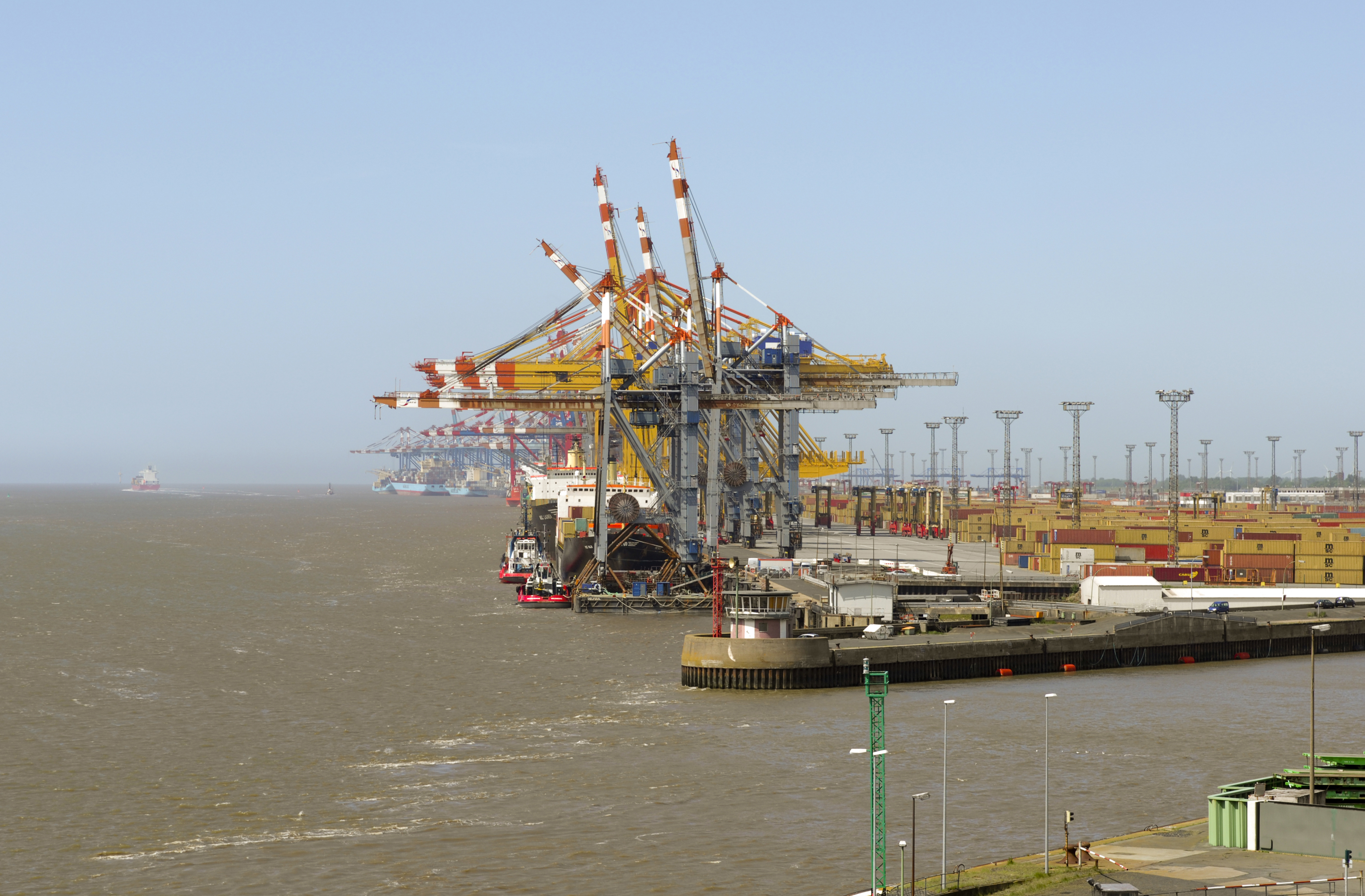 Cranes outside the Port of Bremerhaven (2009) 02