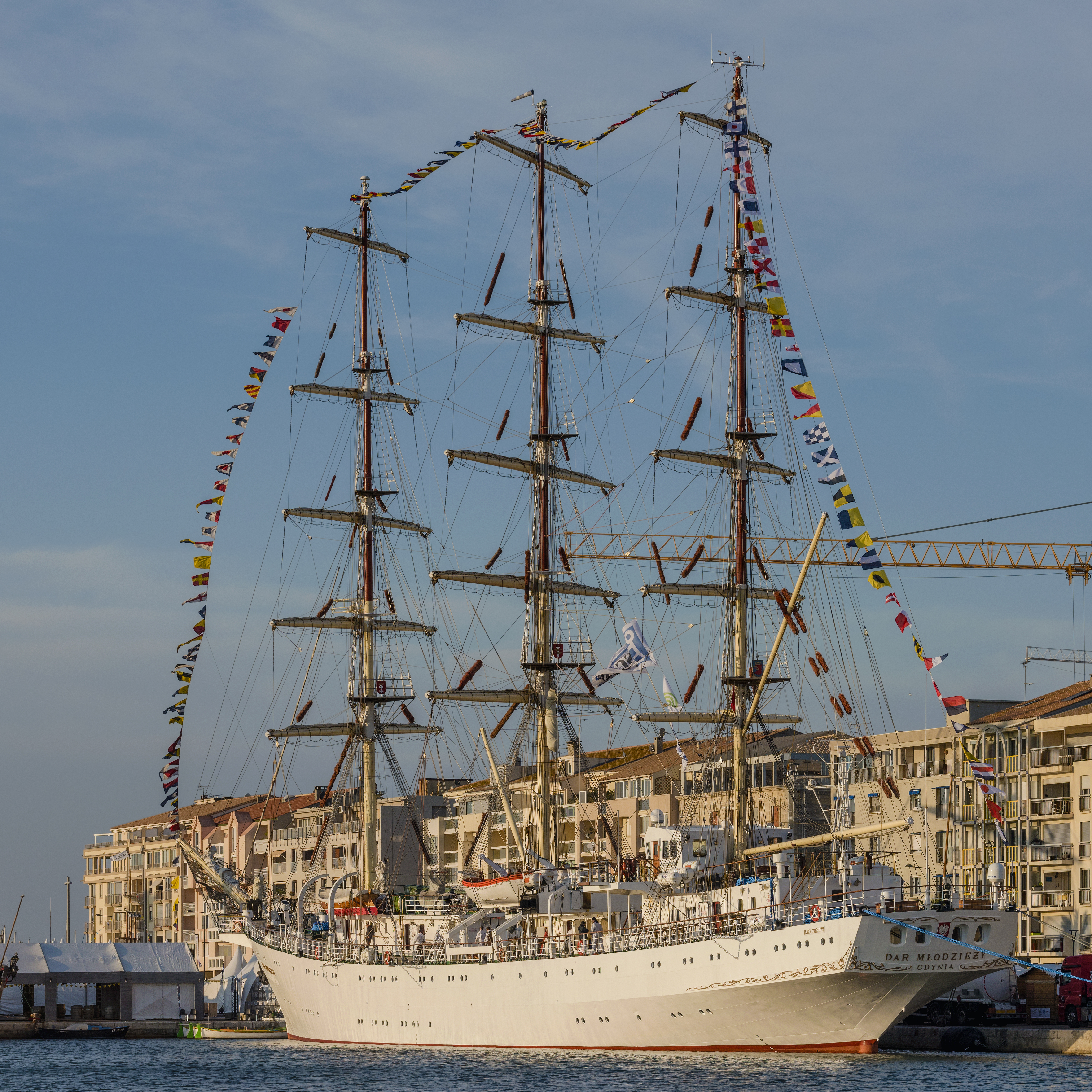 Dar Młodzieży (ship, 1982), Sète cf01