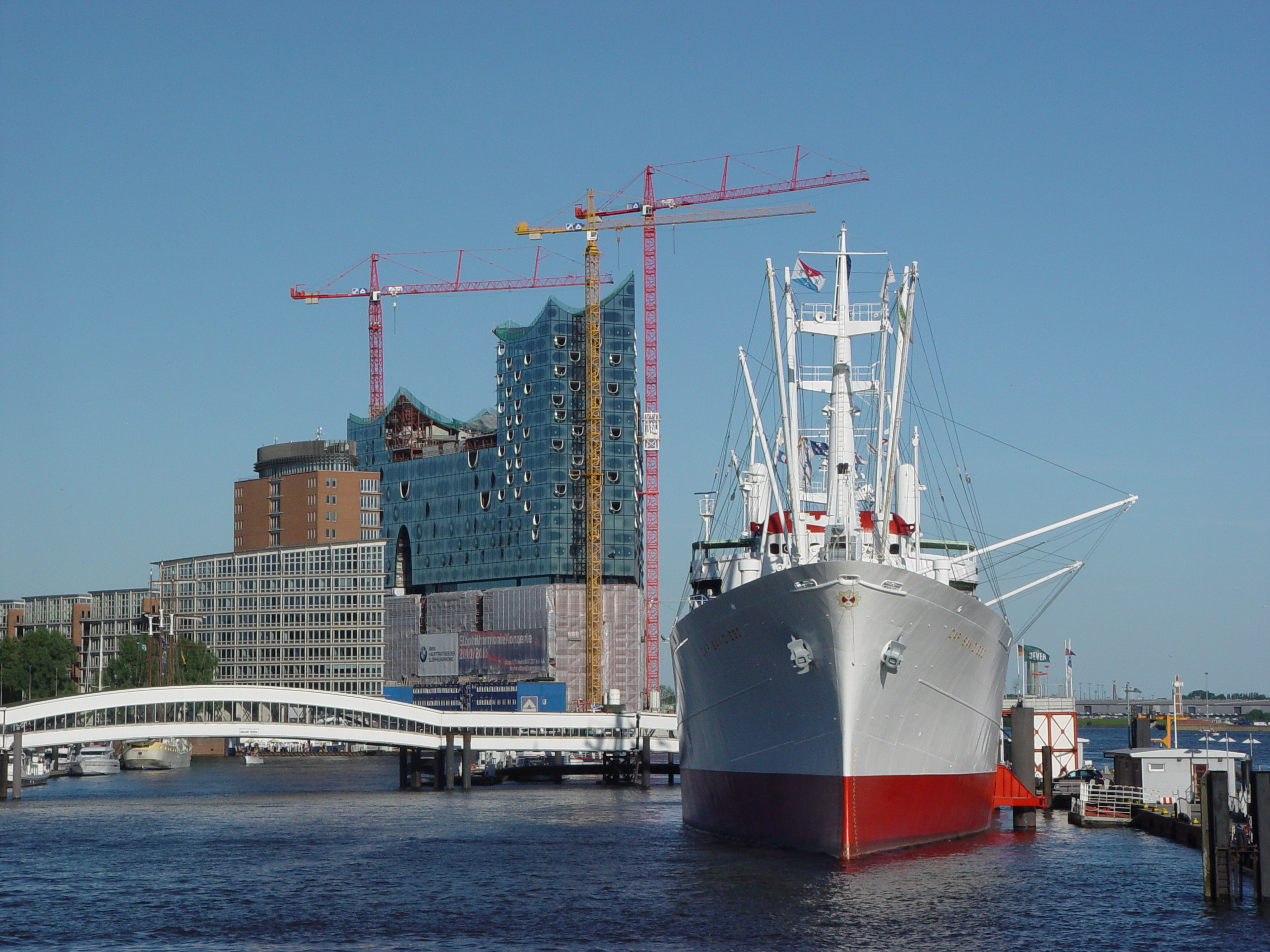 Elbphilharmonie und Cap San Diego