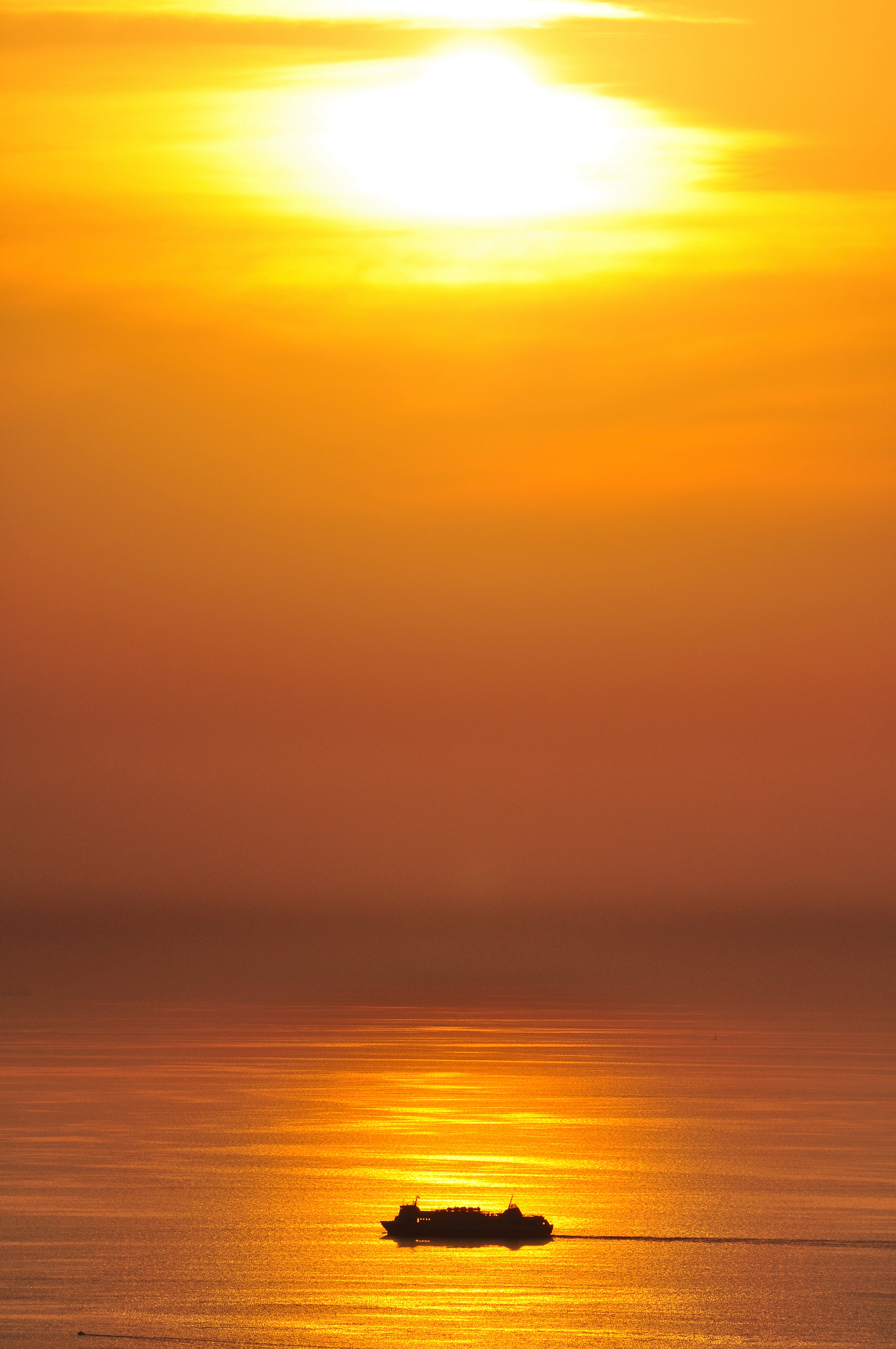 Fähre im Sonnenuntergang