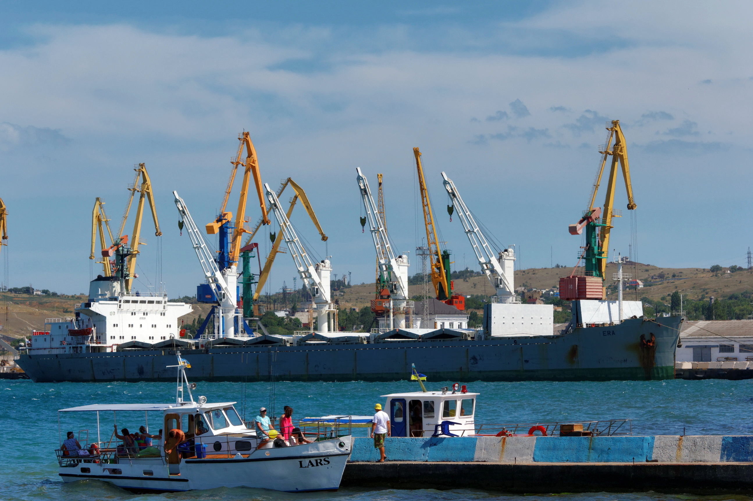 Feodosiya port Bulk carrier Era IMG 3090 1725