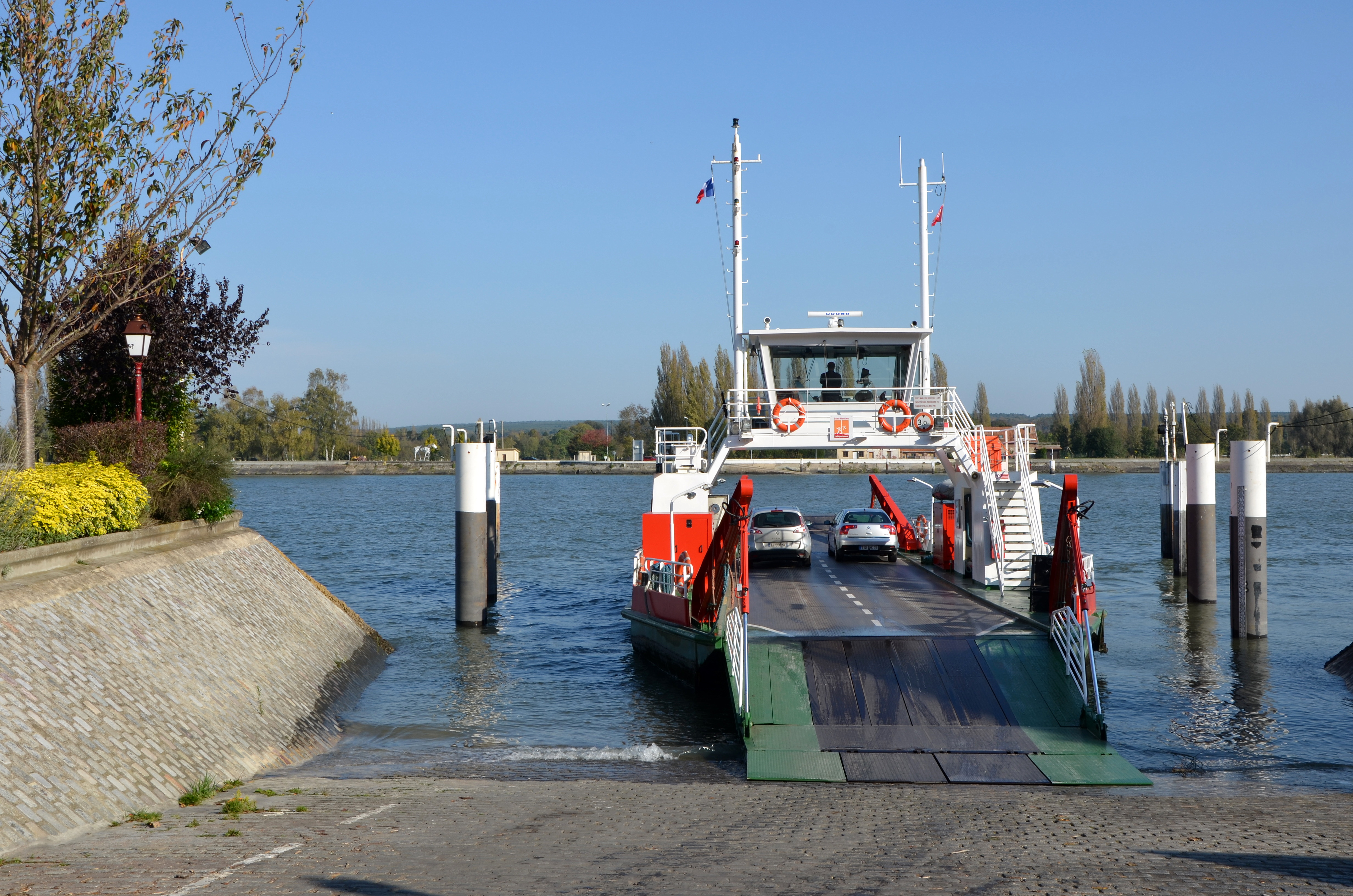 Ferry of La Bouille on Seine River DSC 0104