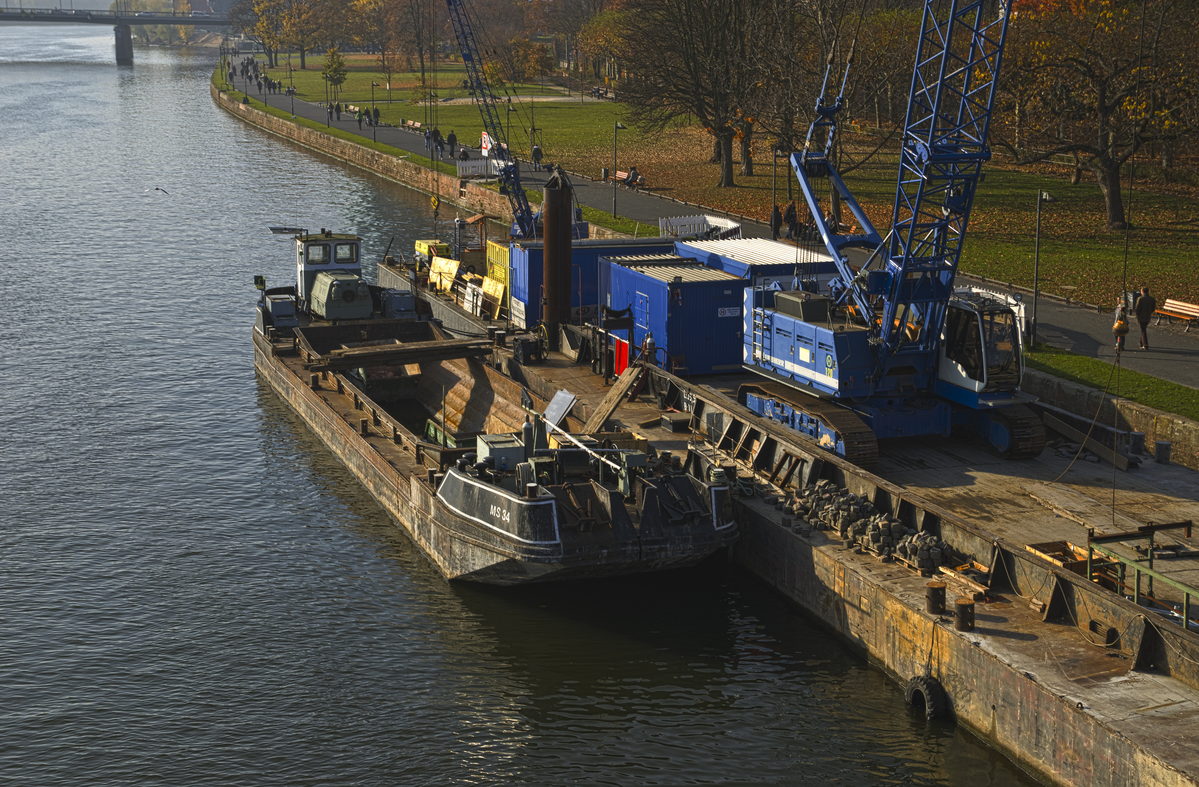 Frankfurt am Main - Mainufer - Schwimmbagger - 01