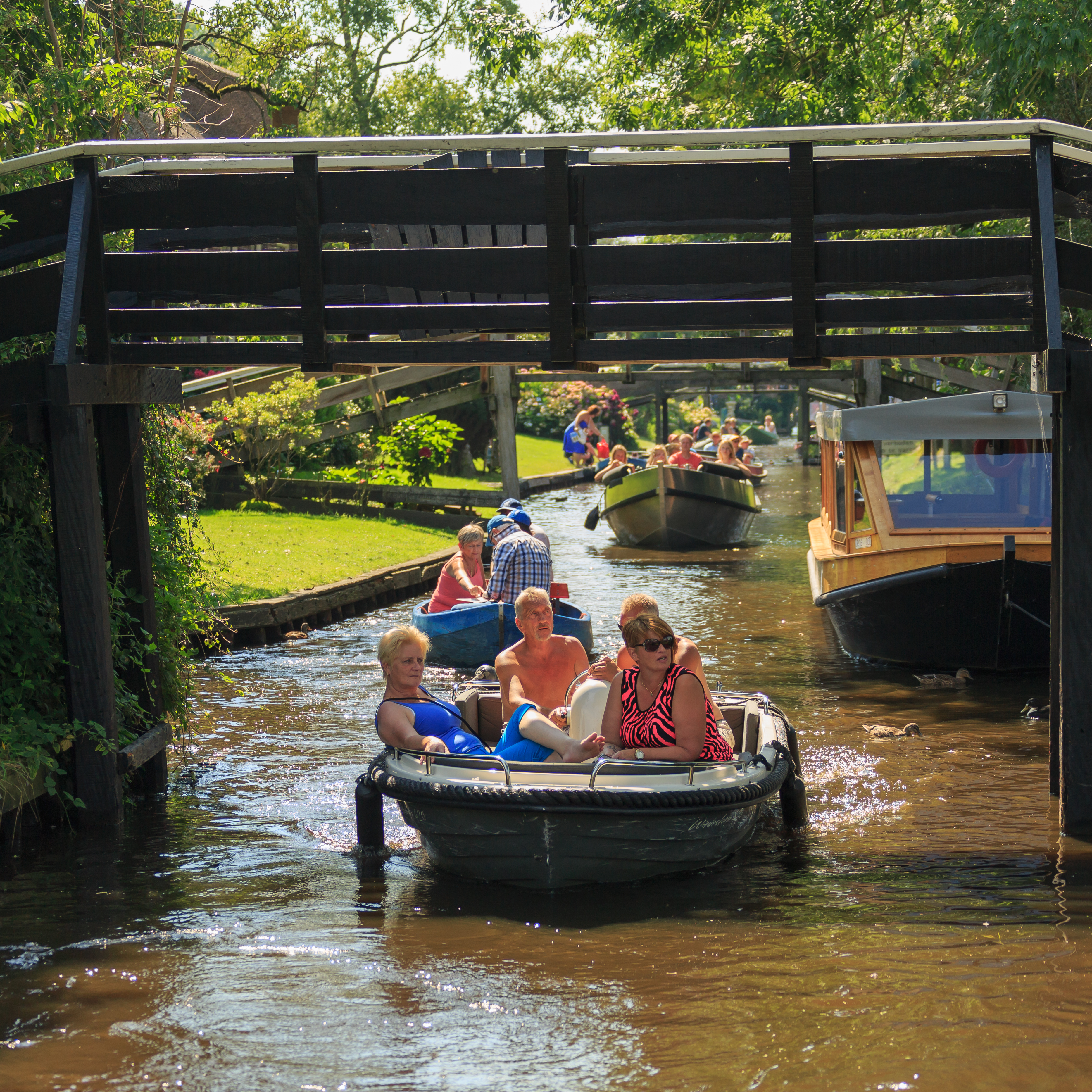 Giethoorn Netherlands Channels-and-houses-of-Giethoorn-13