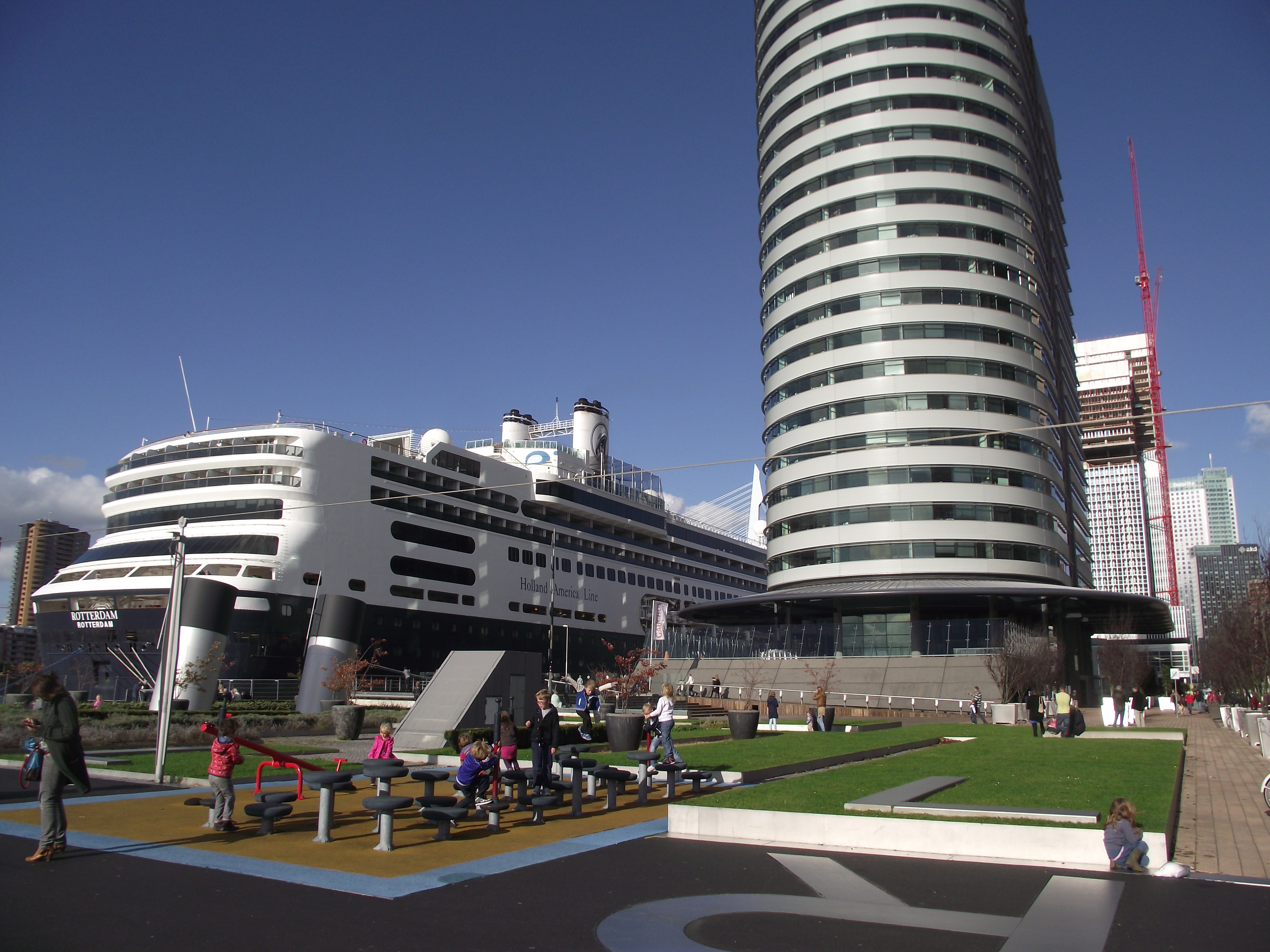 HAL Rotterdam terminal en schip