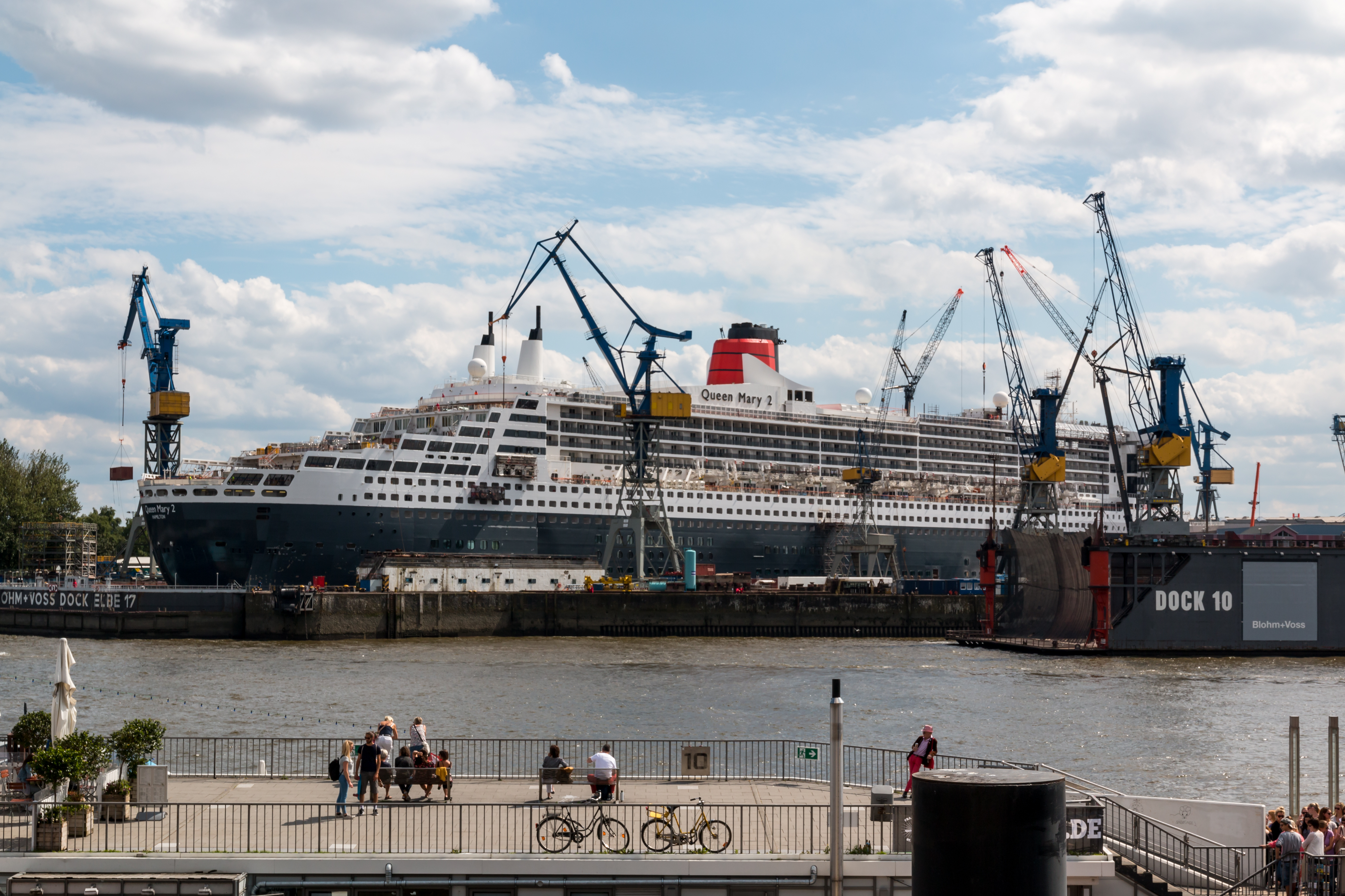Hamburg, Hafen, Kreuzfahrtschiff -Queen Mary 2- im Dock -- 2016 -- 3069