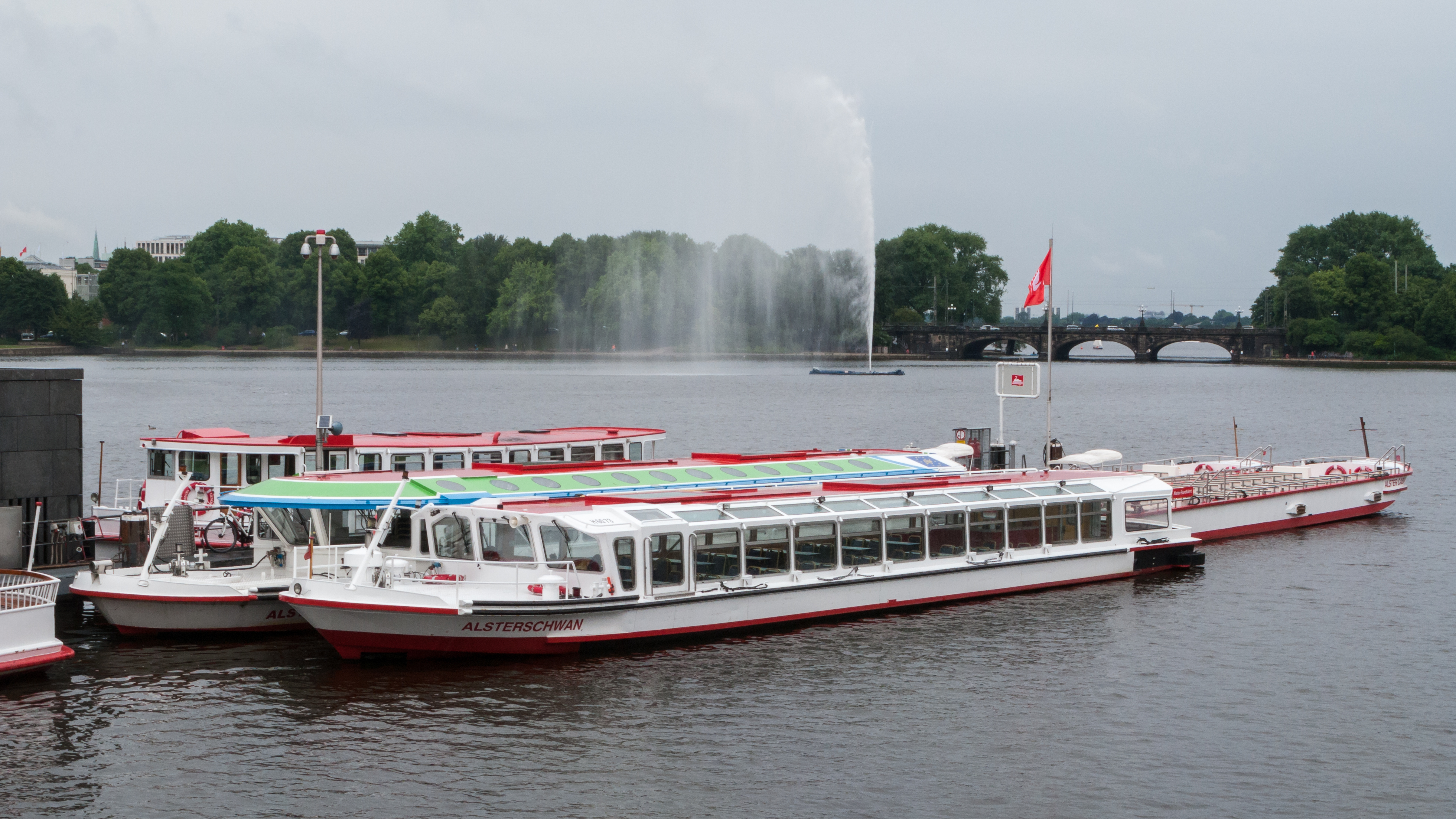 Hamburg, Schiffe auf der Binnenalster -- 2016 -- 4185