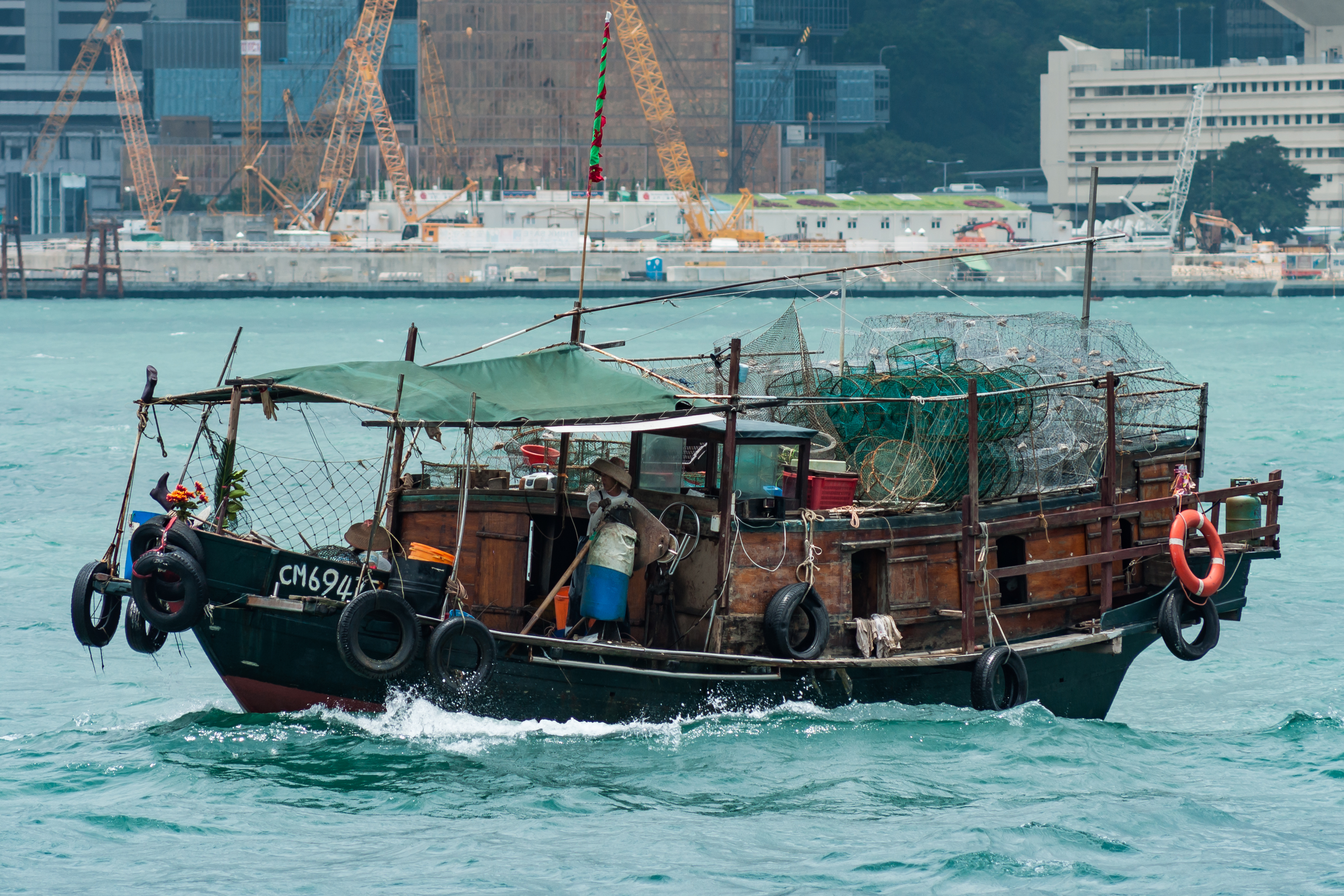 Hong Kong China Junk-in-Victoria-Harbour-01