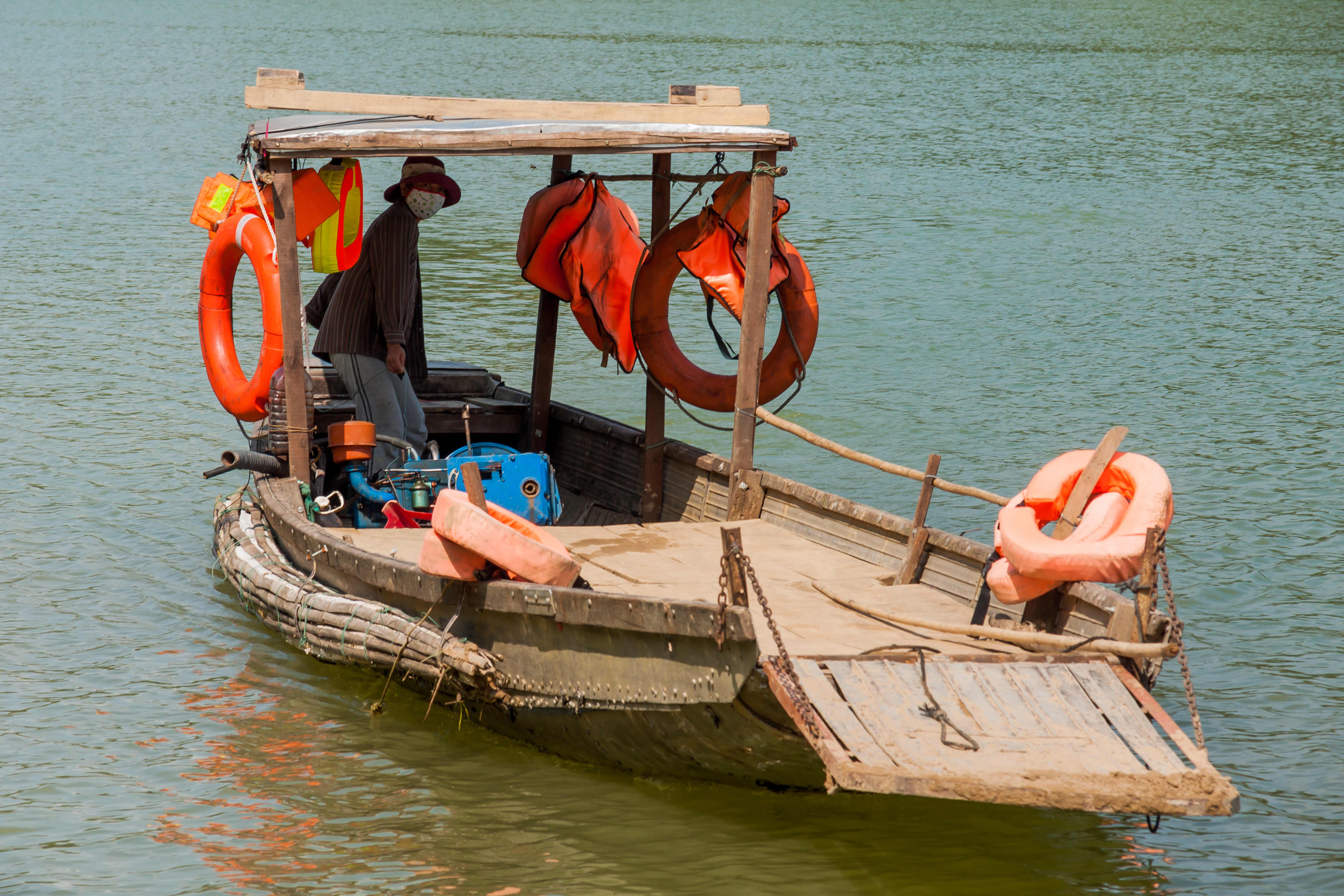 Hue Vietnam Ferry-over-the-Perfume-River-01