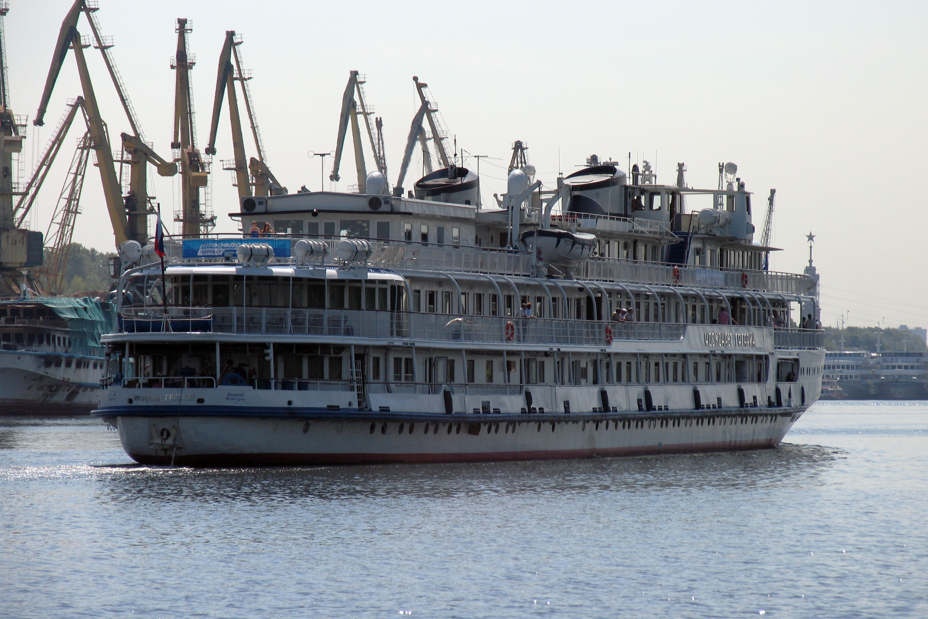 Kosmonavt Gagarin on Khimky Reservoir 3-aug-2012 10