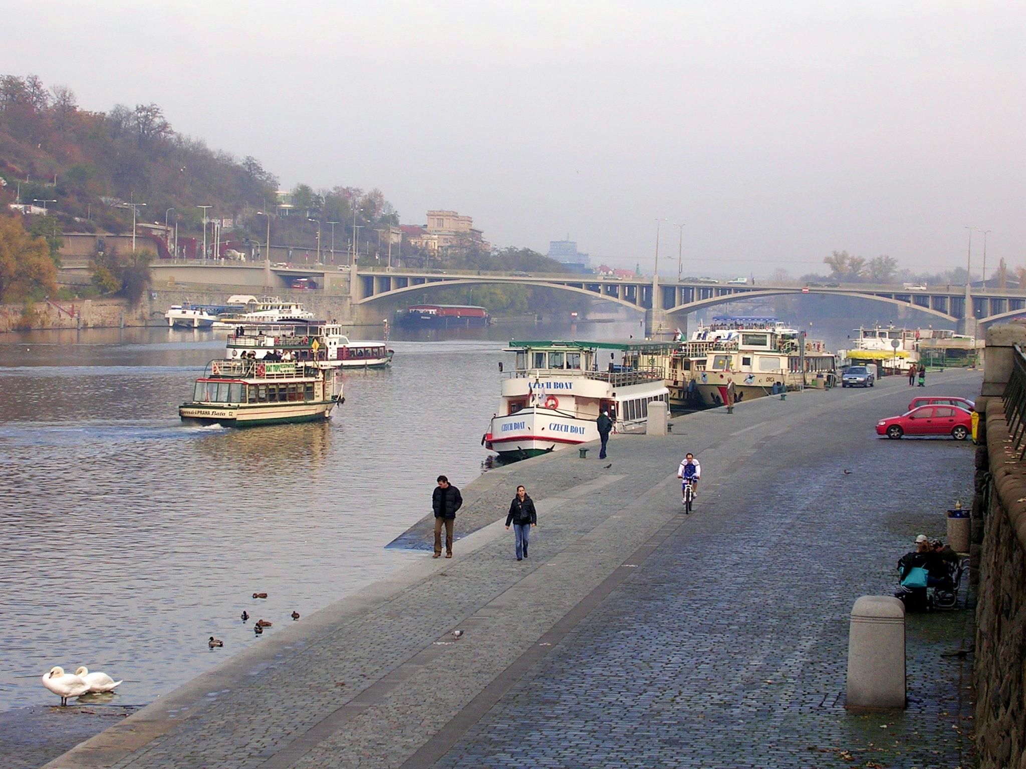 Lodě u Štefánikova mostu