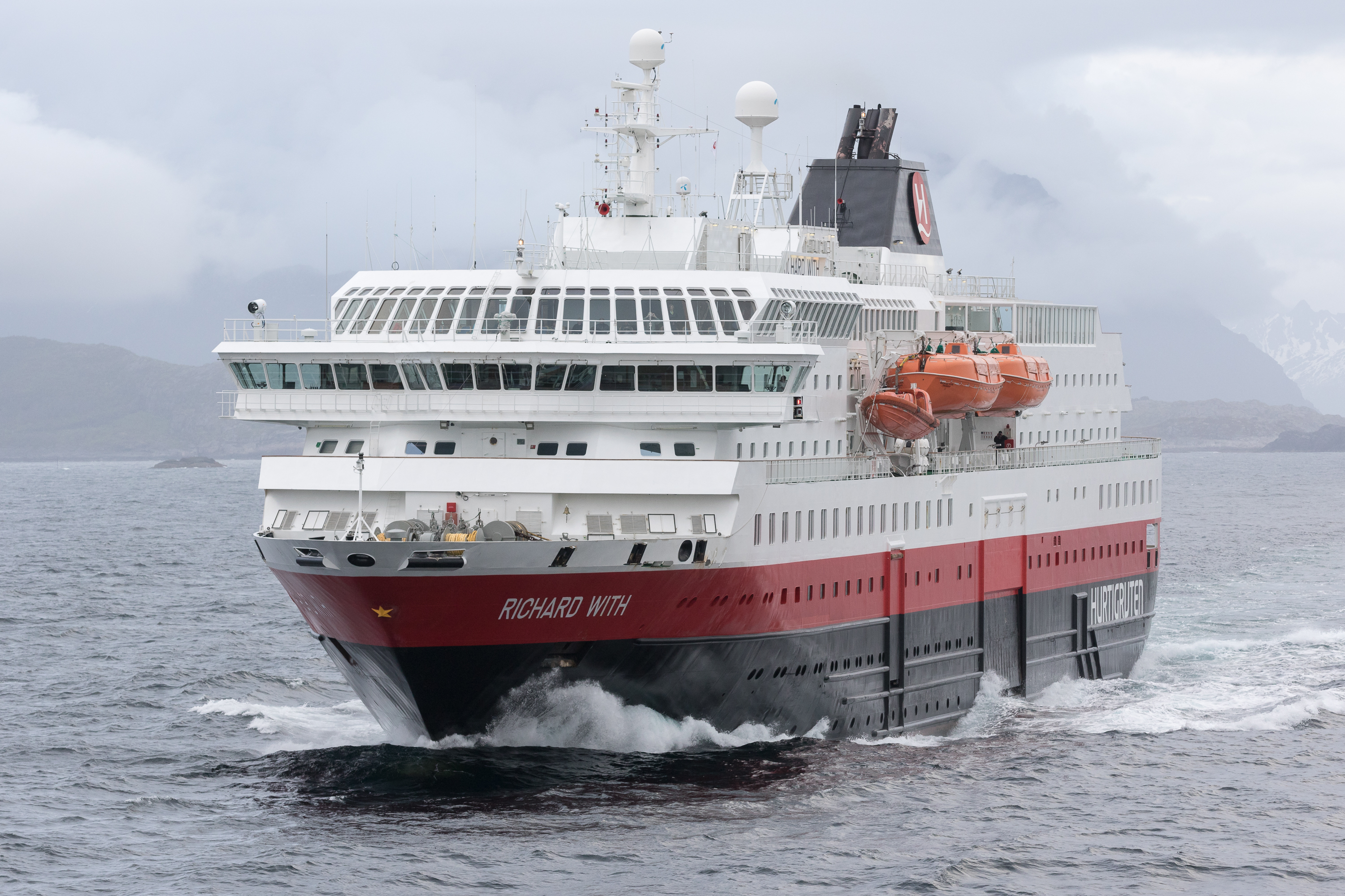 MS Richard With vor den Lofoten