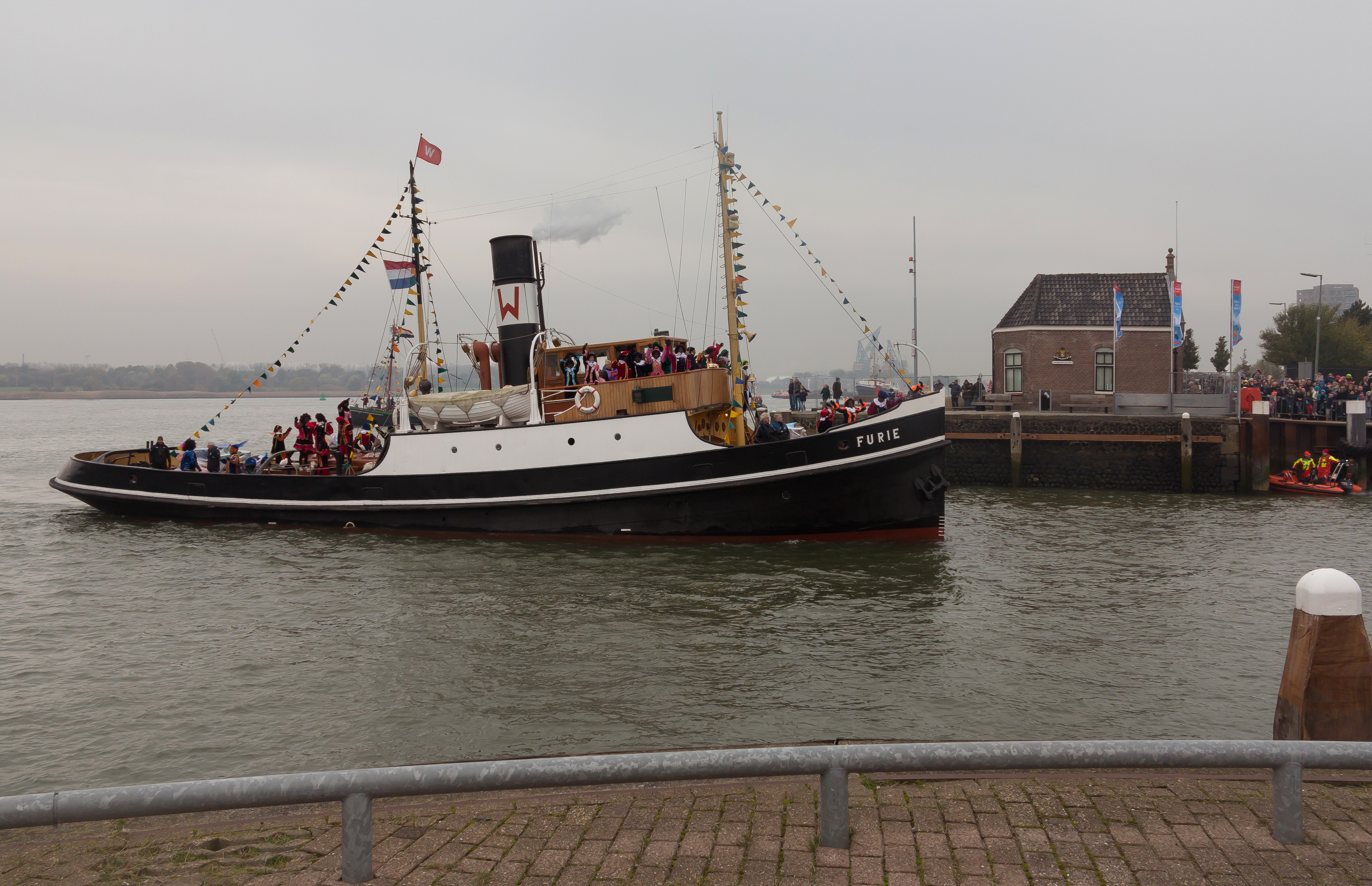 Nationale Intocht Sinterklaas in Maassluis, sleepboot de Furie met Zwarte Pieten IMG 4625 2016-11-12 11.45