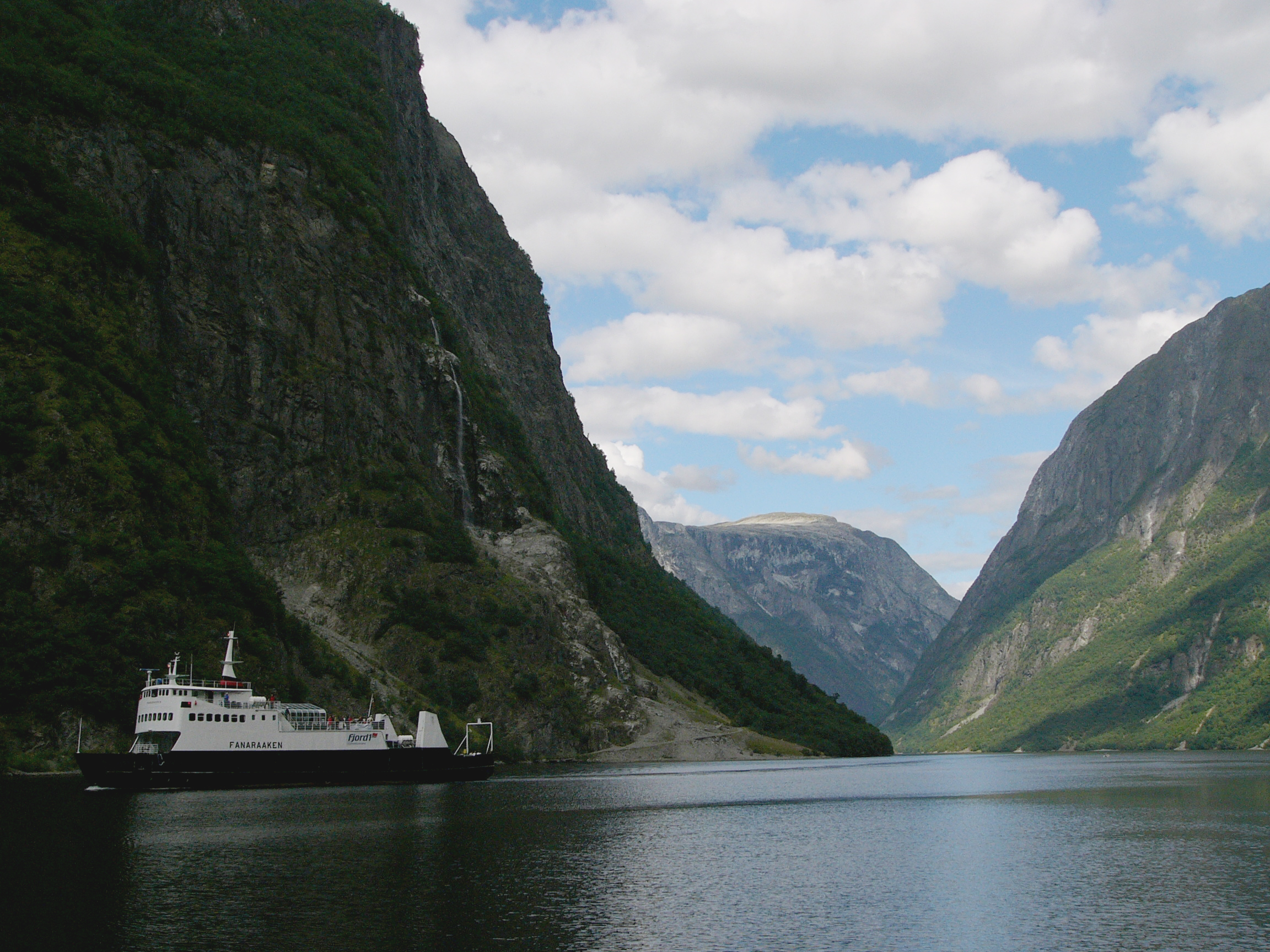 MF Fanaraaken på veg mot kai i Gudvangen Nærøyfjorden