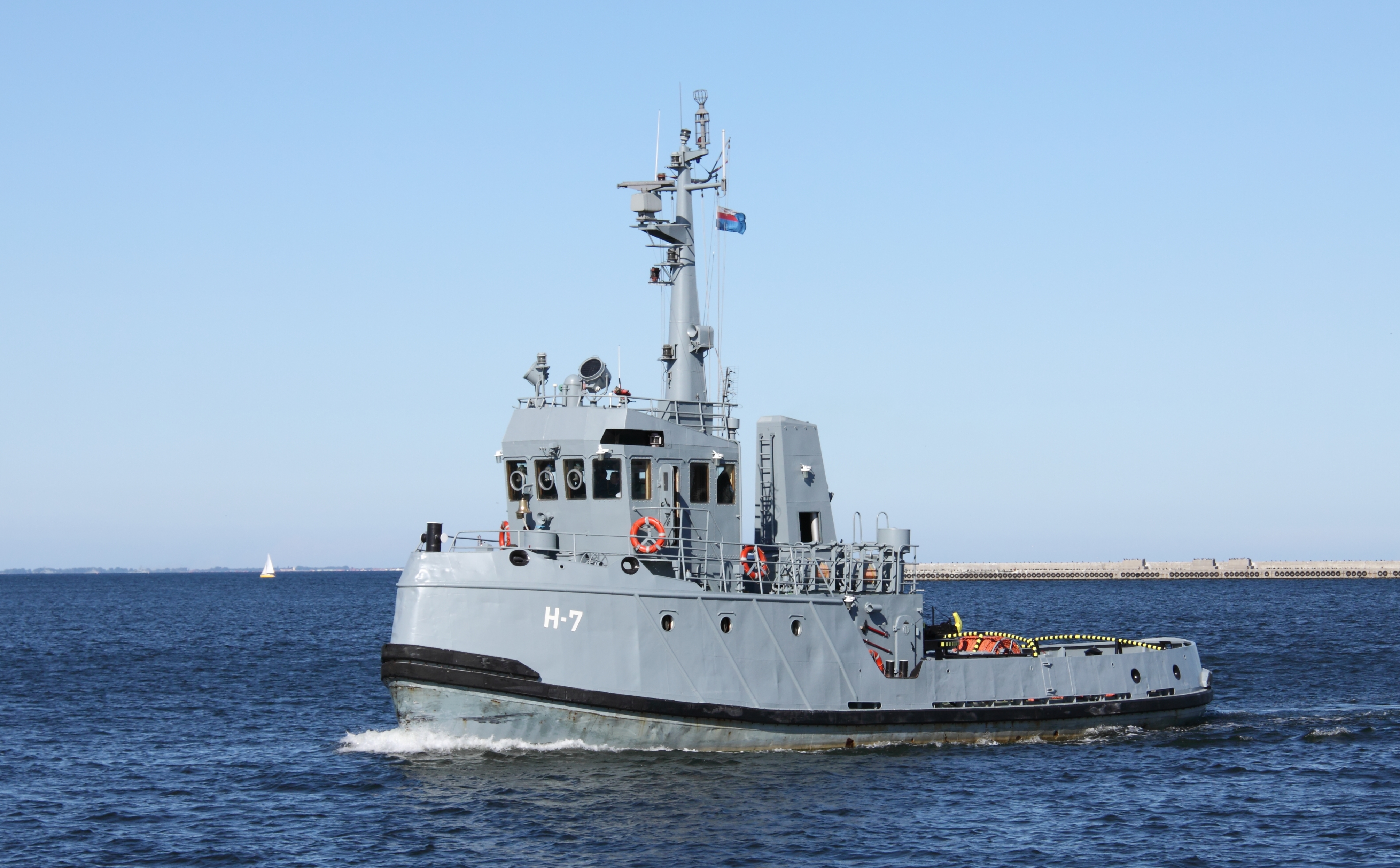 Polish navy tugboat H-7