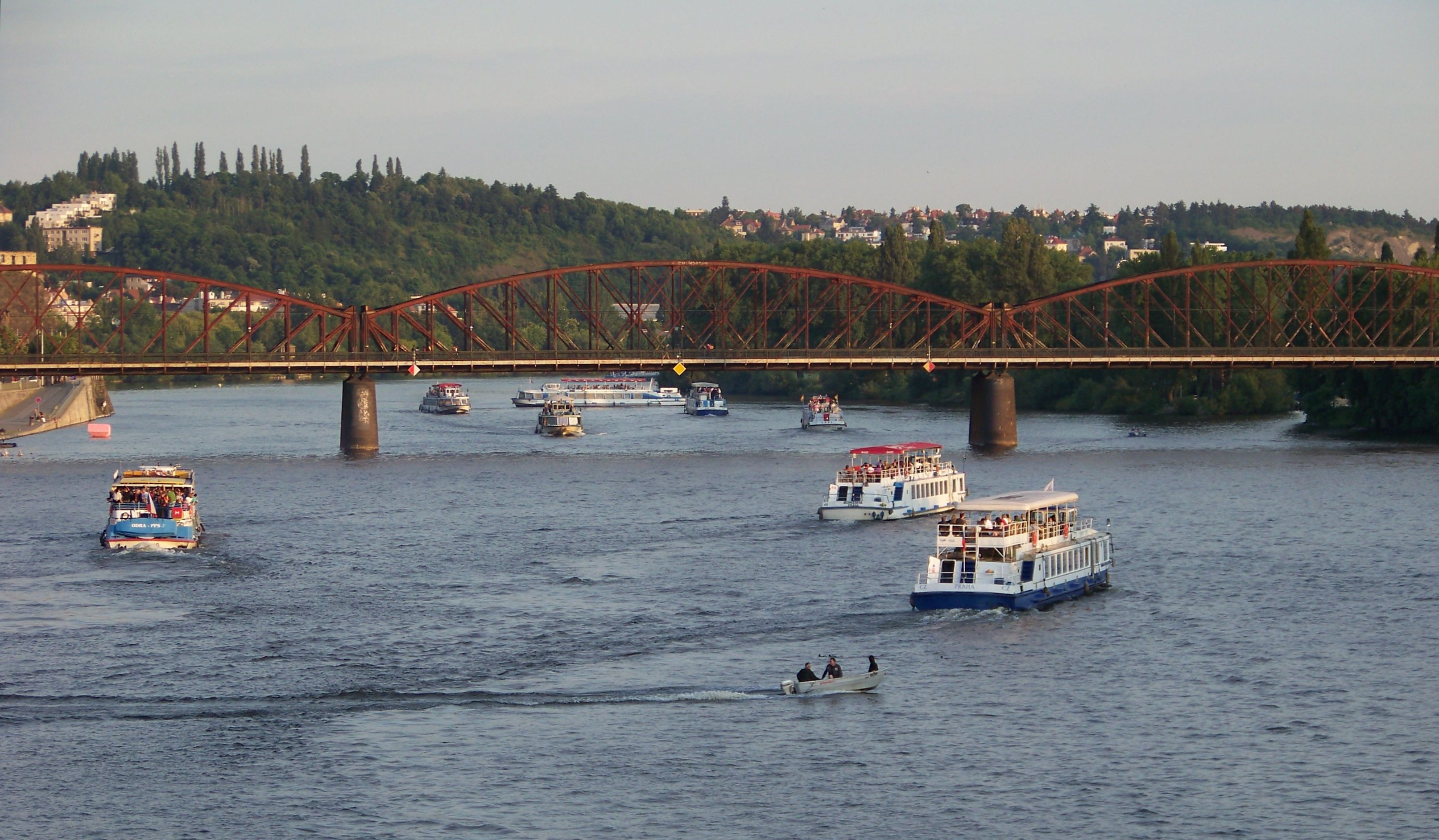 Praha, lodě u železničního mostu (04)